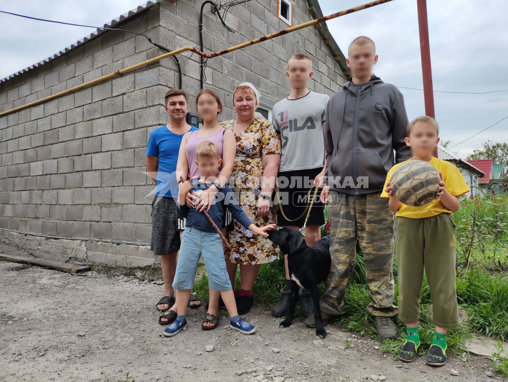 Я боялась открыть глаза, думала, меня уже нет. Многодетная мать из Донецка рассказала о жизни под обстрелами ВСУ\".