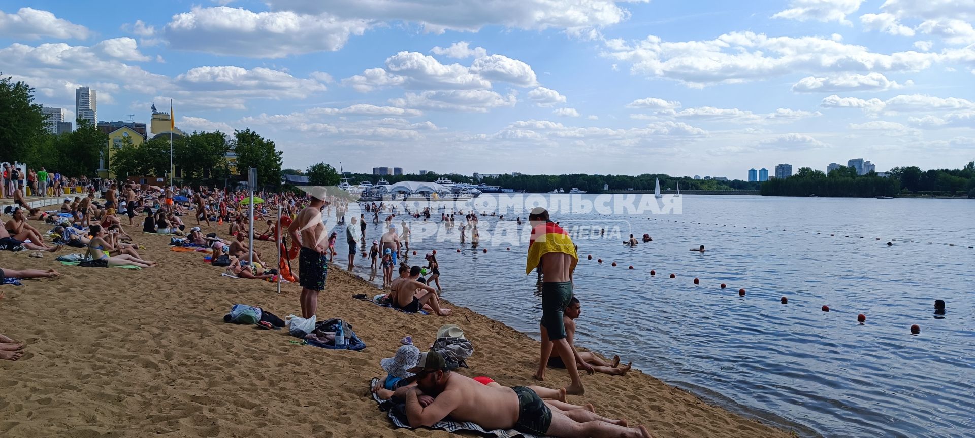 Москва. Отдыхающие на пляже `Динамо` на Химкинском водохранилище.