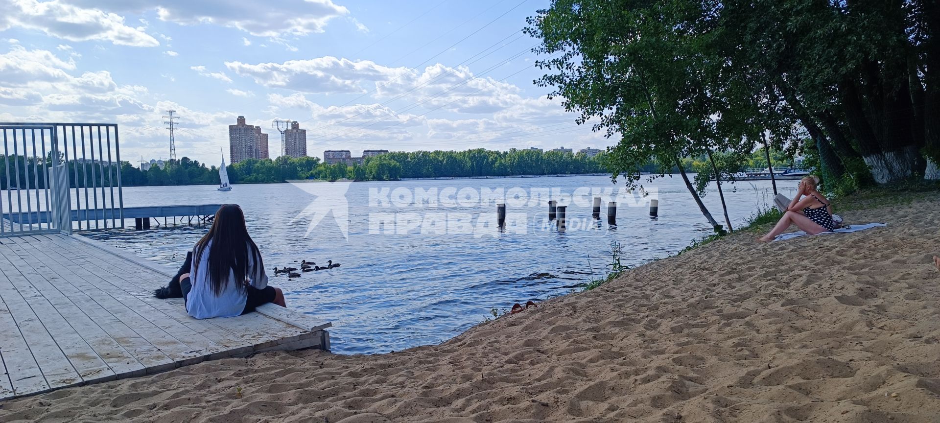 Москва. Отдыхающие на пляже `Динамо` на Химкинском водохранилище.