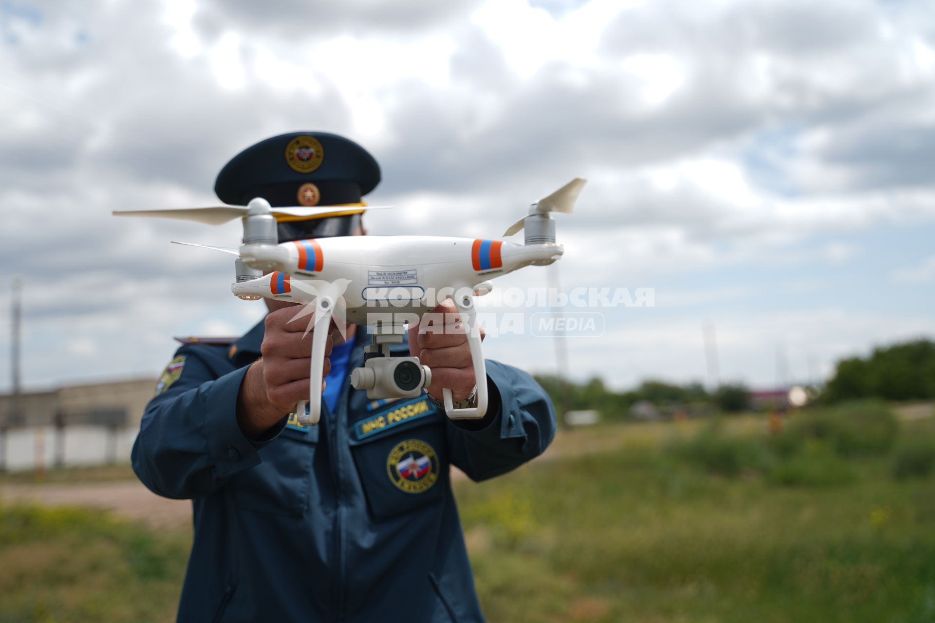 Самара. Сотрудник МЧС во время запуска беспилотного летательного аппарата Phantom.