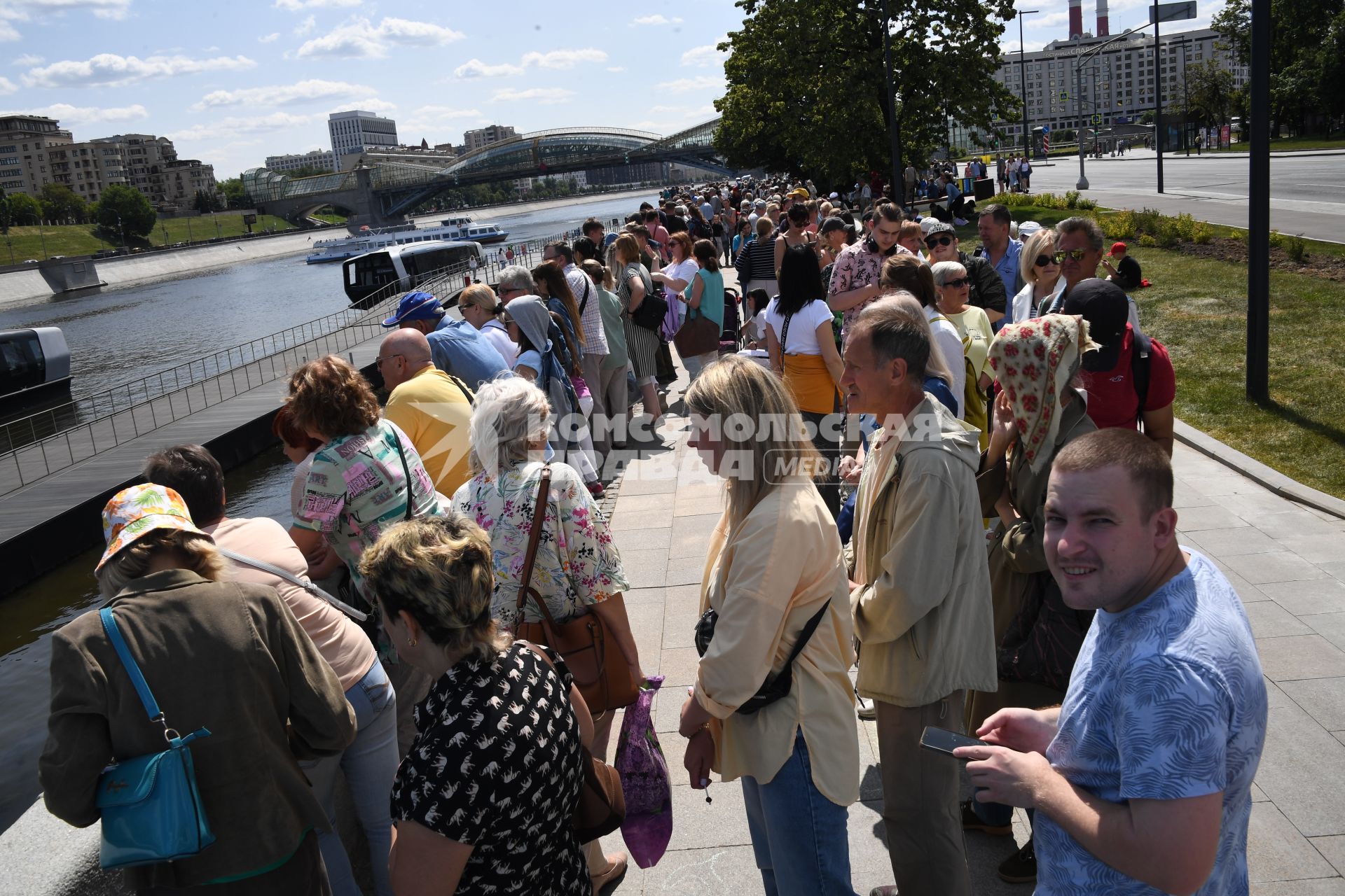 Москва. Очередь на причале у Киевского вокзала, чтобы прокатиться на электрическом речном трамвайчике.