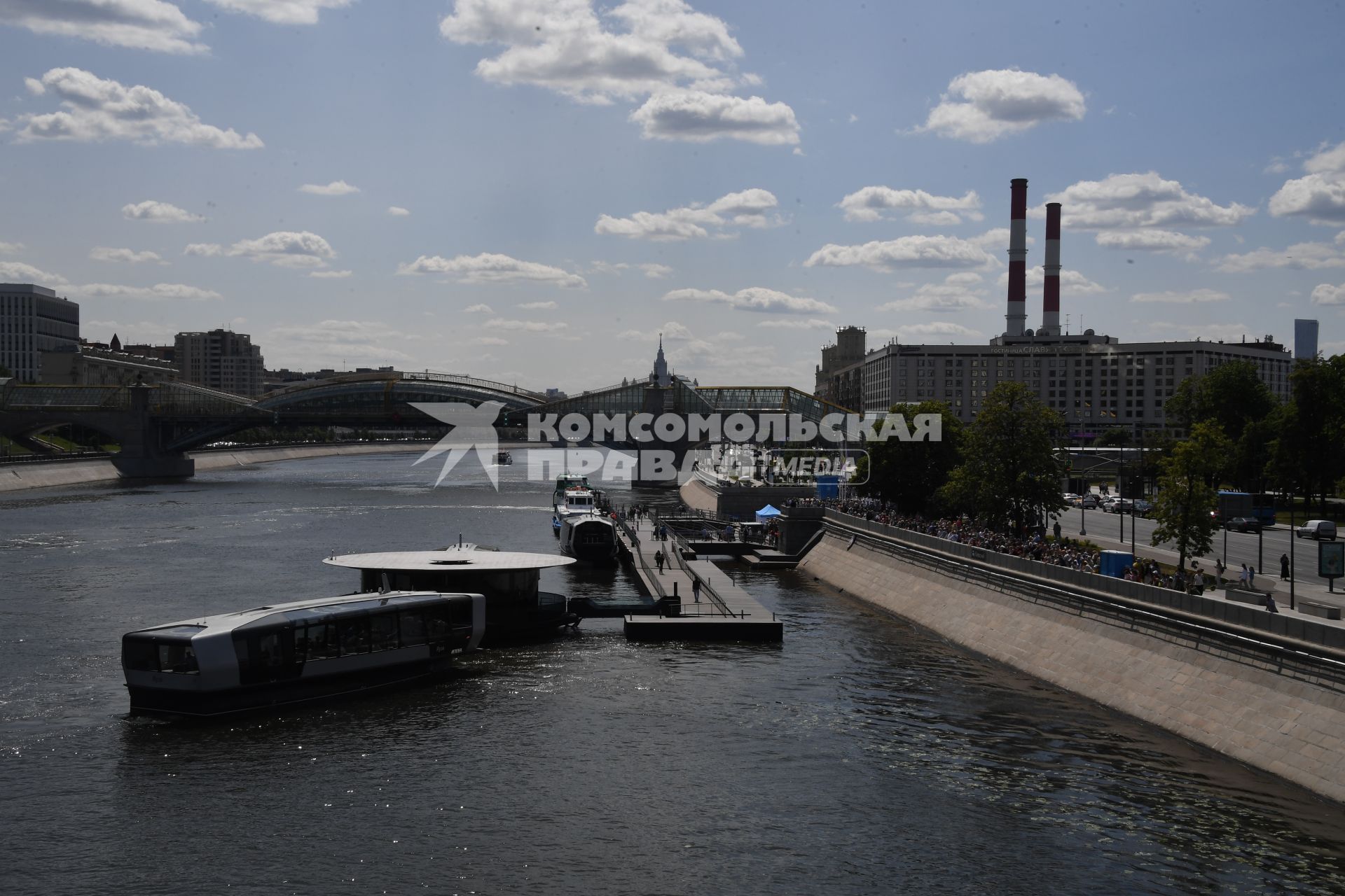 Москва. Электрический речной трамвайчик на первом круглогодичном речном маршруте `Киевский - Сердце Столицы`.