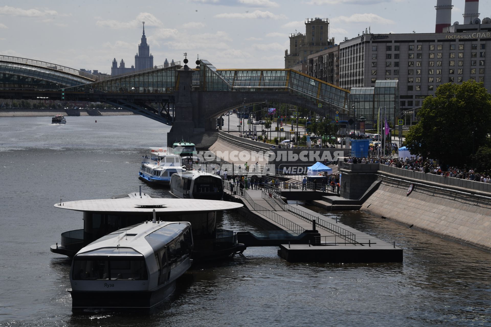 Москва. Очередь на причале у Киевского вокзала, чтобы прокатиться на электрическом речном трамвайчике.