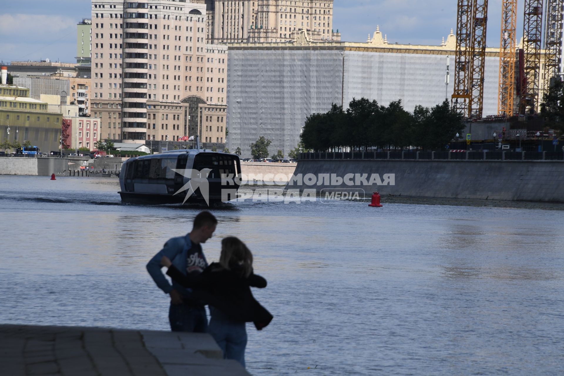 Москва. Электрический речной трамвайчик на первом круглогодичном речном маршруте `Киевский - Сердце Столицы`.