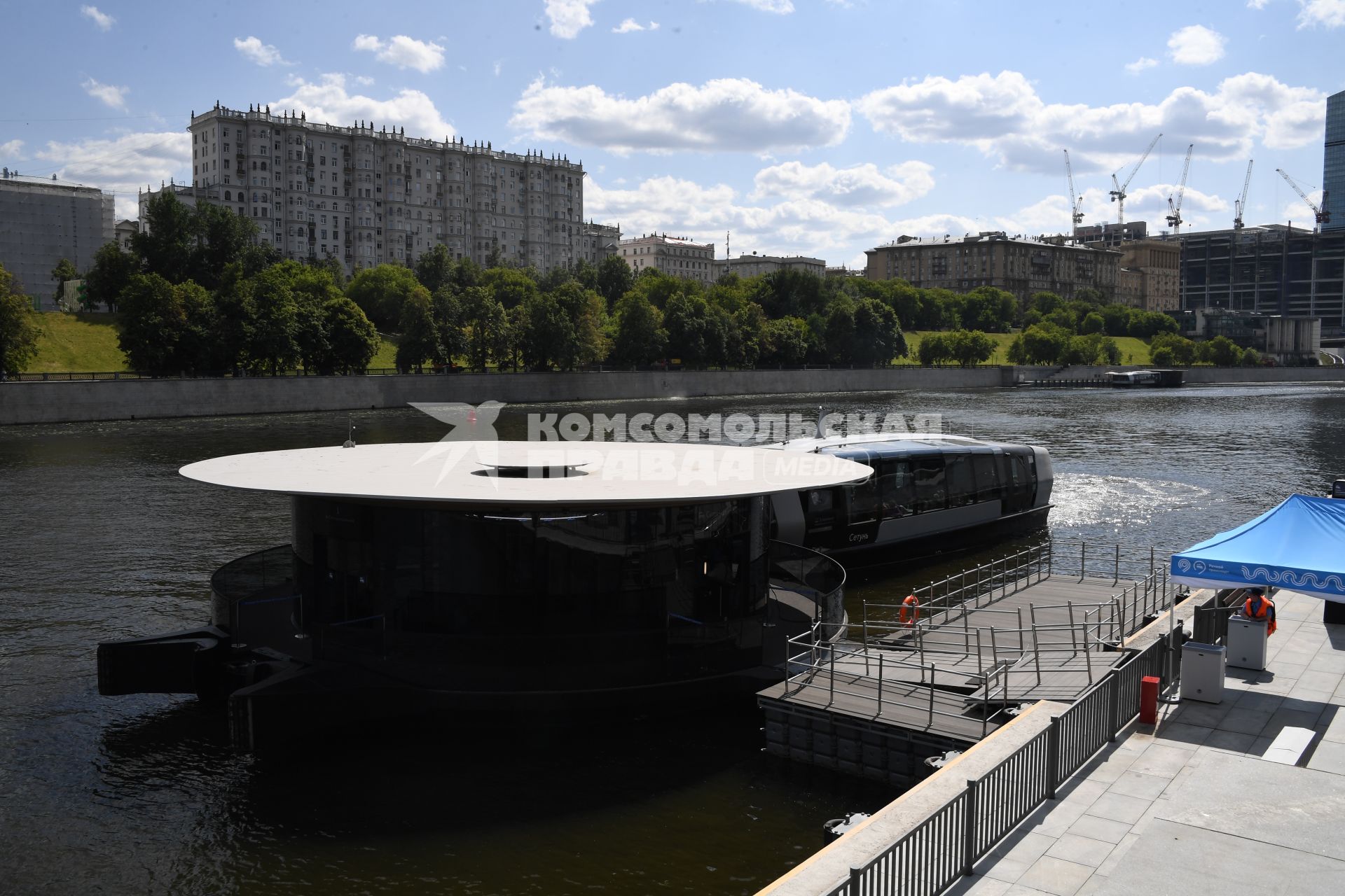 Москва. Электрический речной трамвайчик на первом круглогодичном речном маршруте `Киевский - Сердце Столицы`.