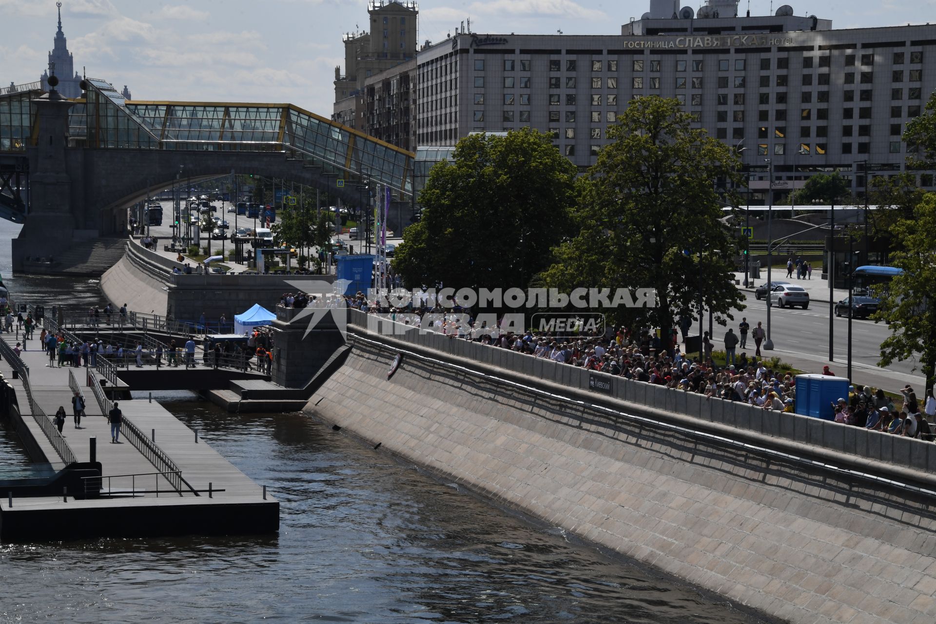 Москва. Очередь на причале у Киевского вокзала, чтобы прокатиться на электрическом речном трамвайчике.