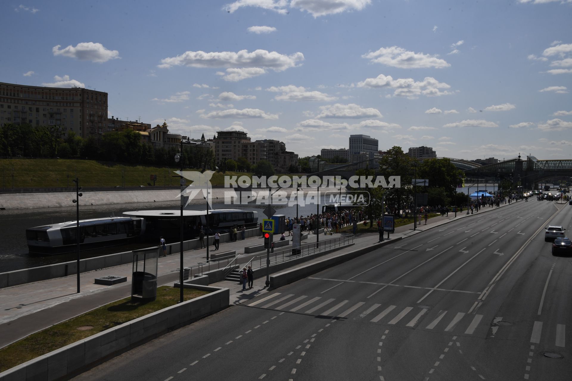 Москва. Очередь на причале у Киевского вокзала, чтобы прокатиться на электрическом речном трамвайчике.