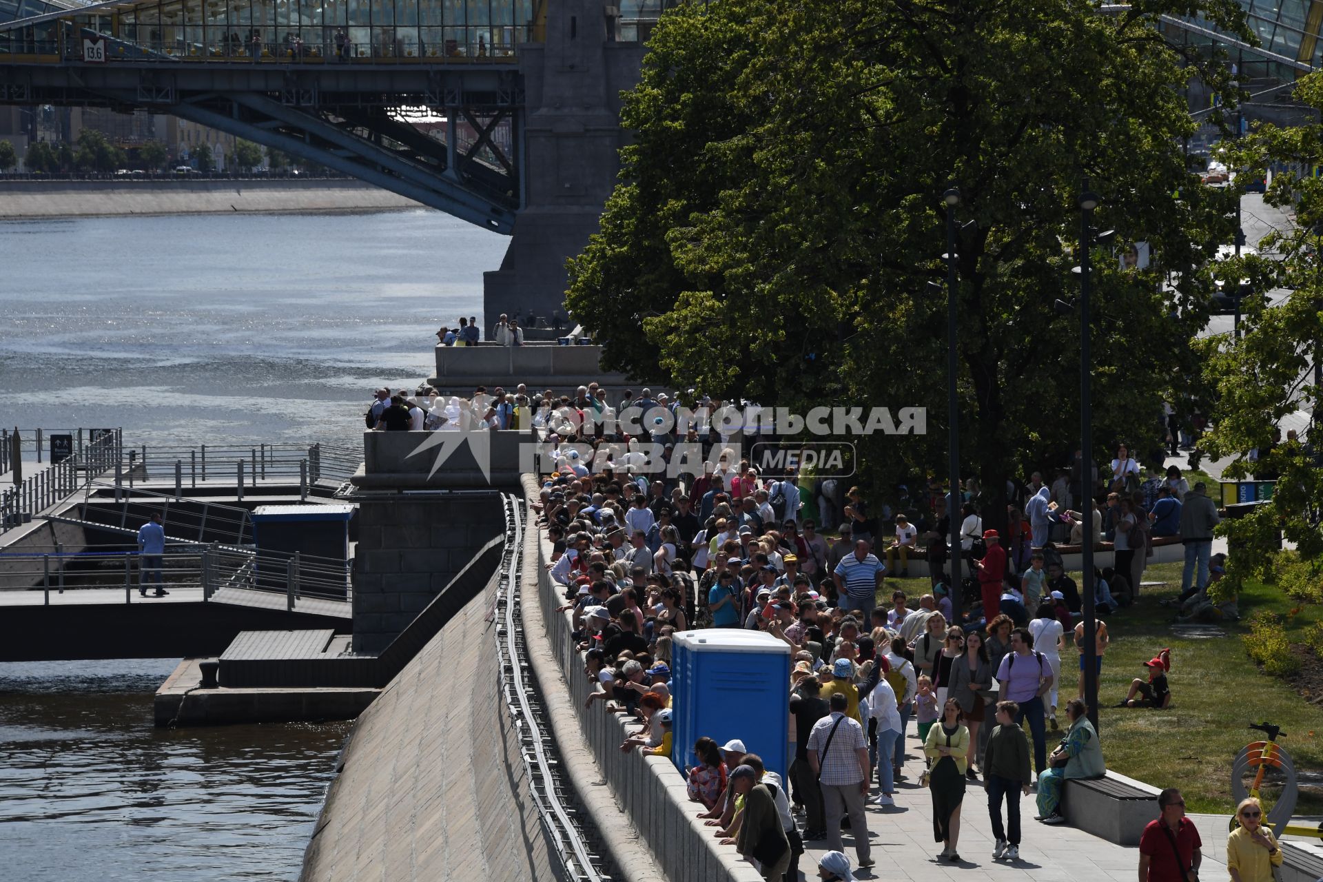 Москва. Очередь на причале у Киевского вокзала, чтобы прокатиться на электрическом речном трамвайчике.