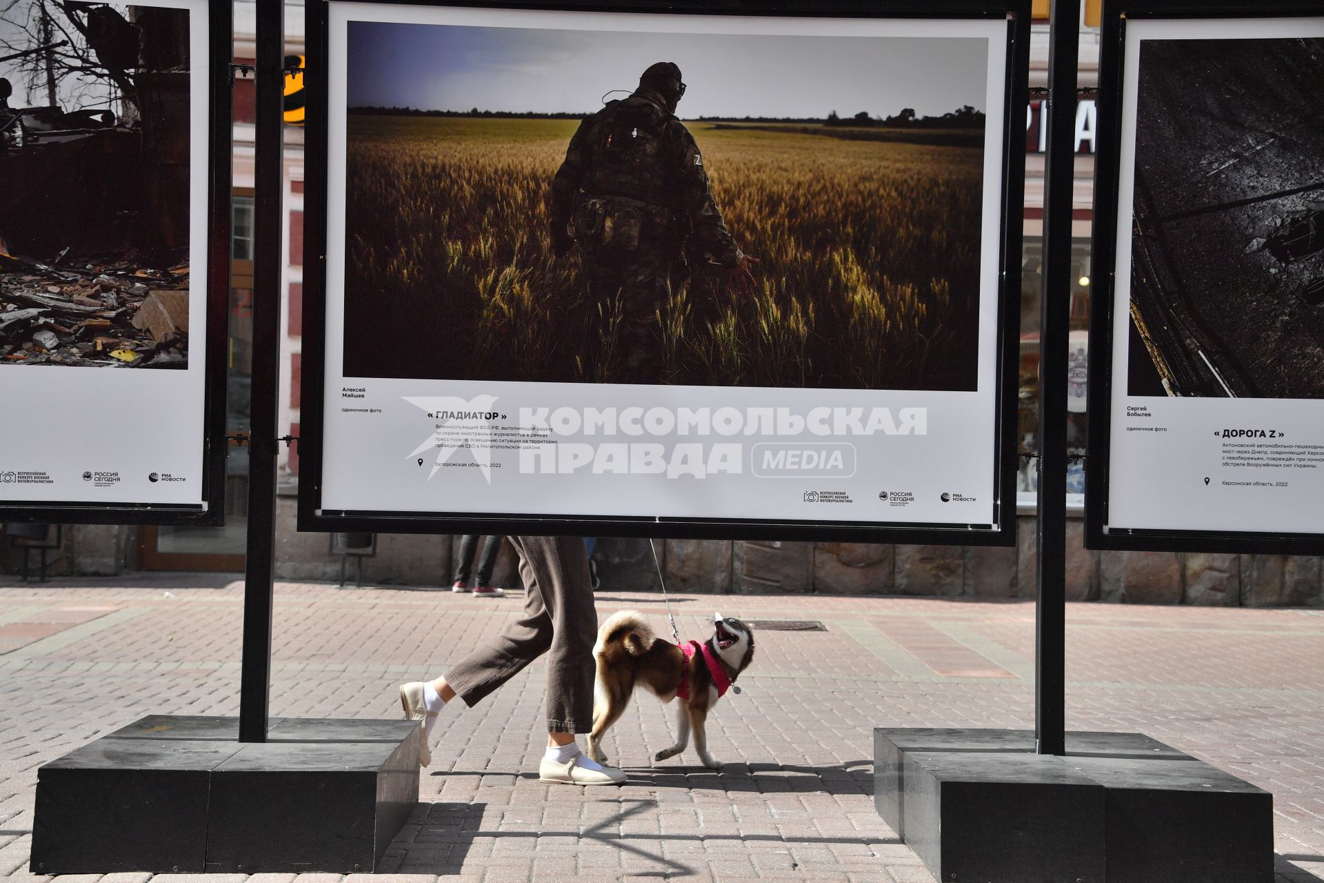 Москва.  На Арбате  открылась выставка лауреатов Всероссийского конкурса военной журналистики.