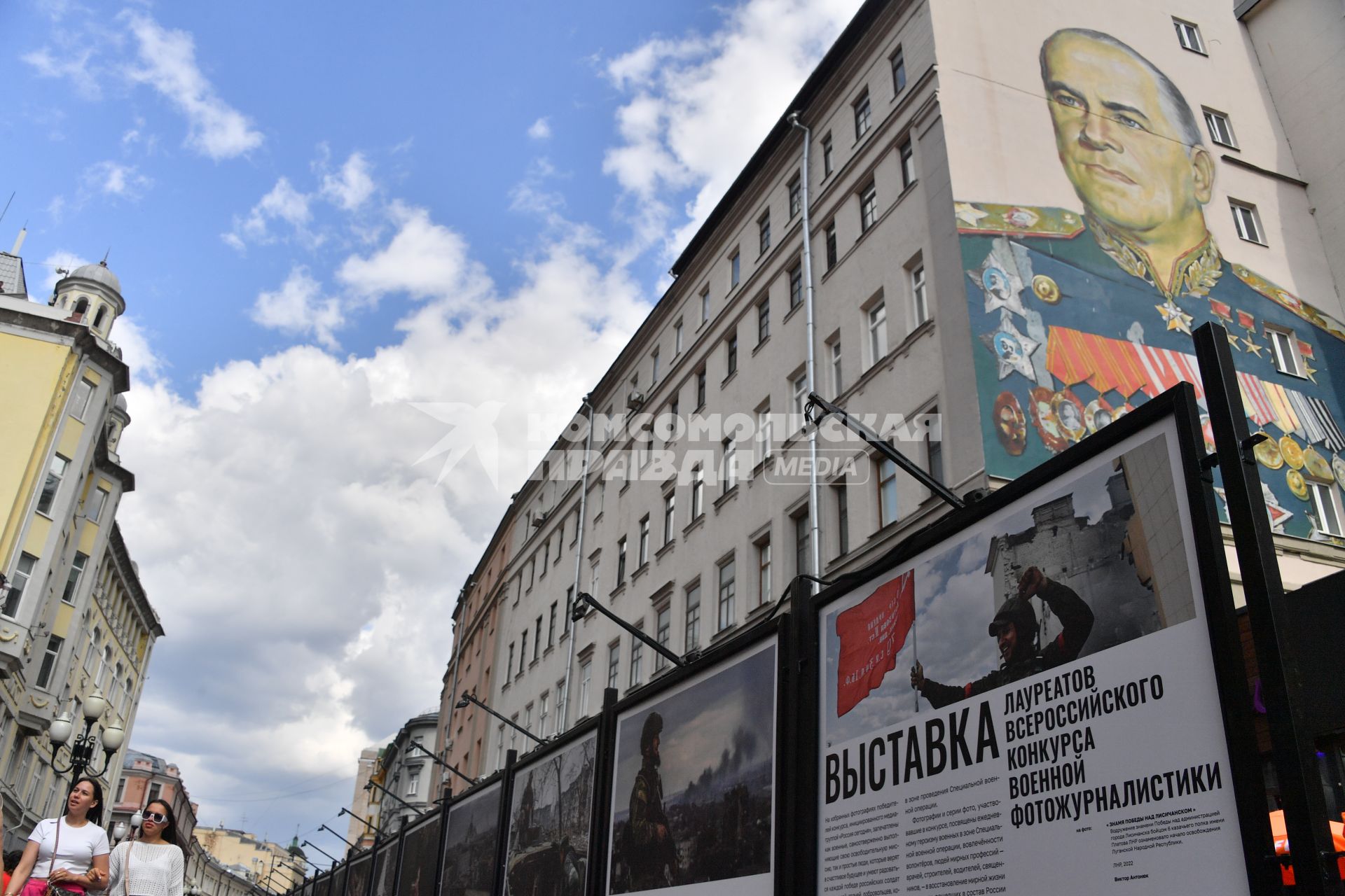 Москва.  На Арбате  открылась выставка лауреатов Всероссийского конкурса военной журналистики.