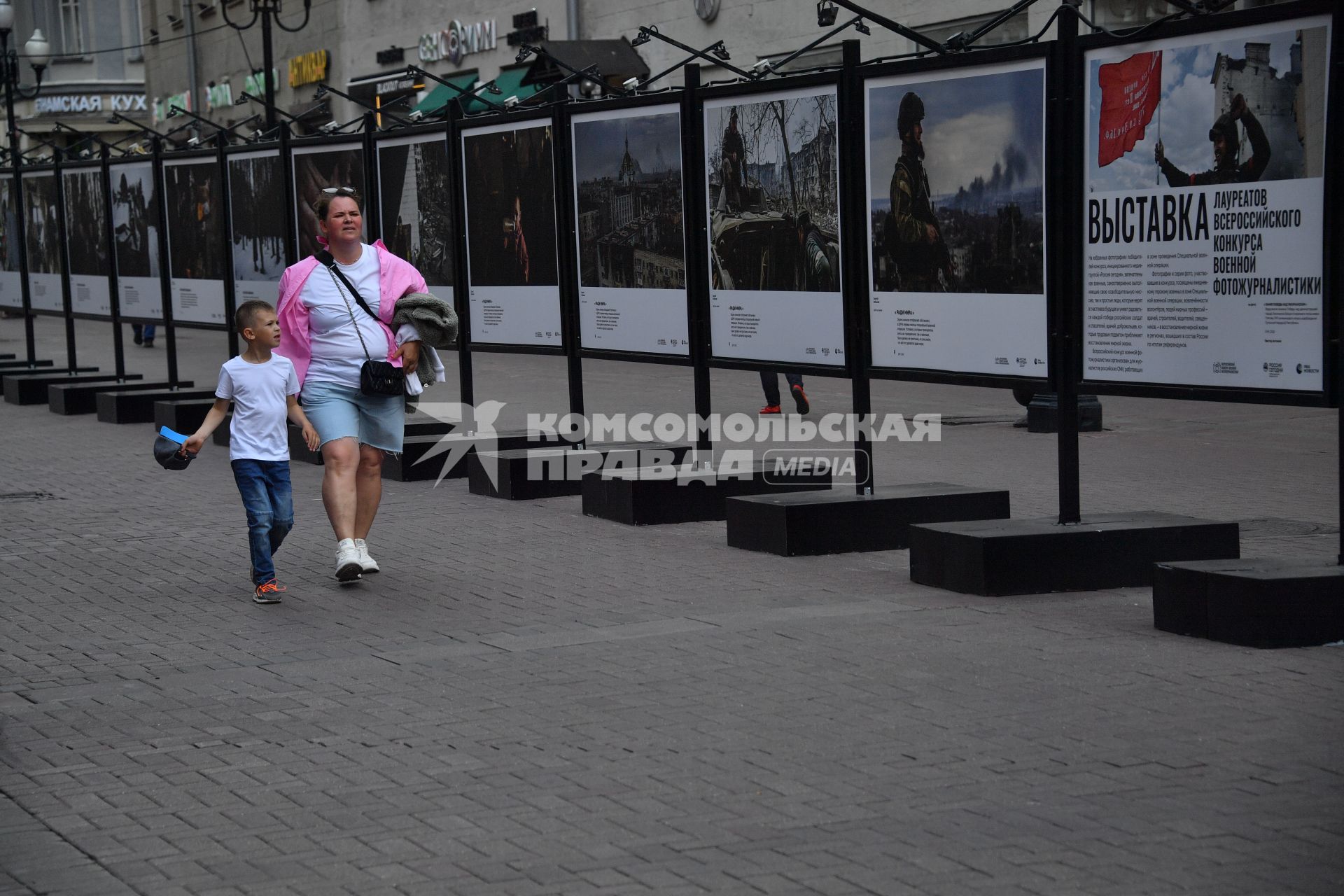 Москва.  На Арбате  открылась выставка лауреатов Всероссийского конкурса военной журналистики.