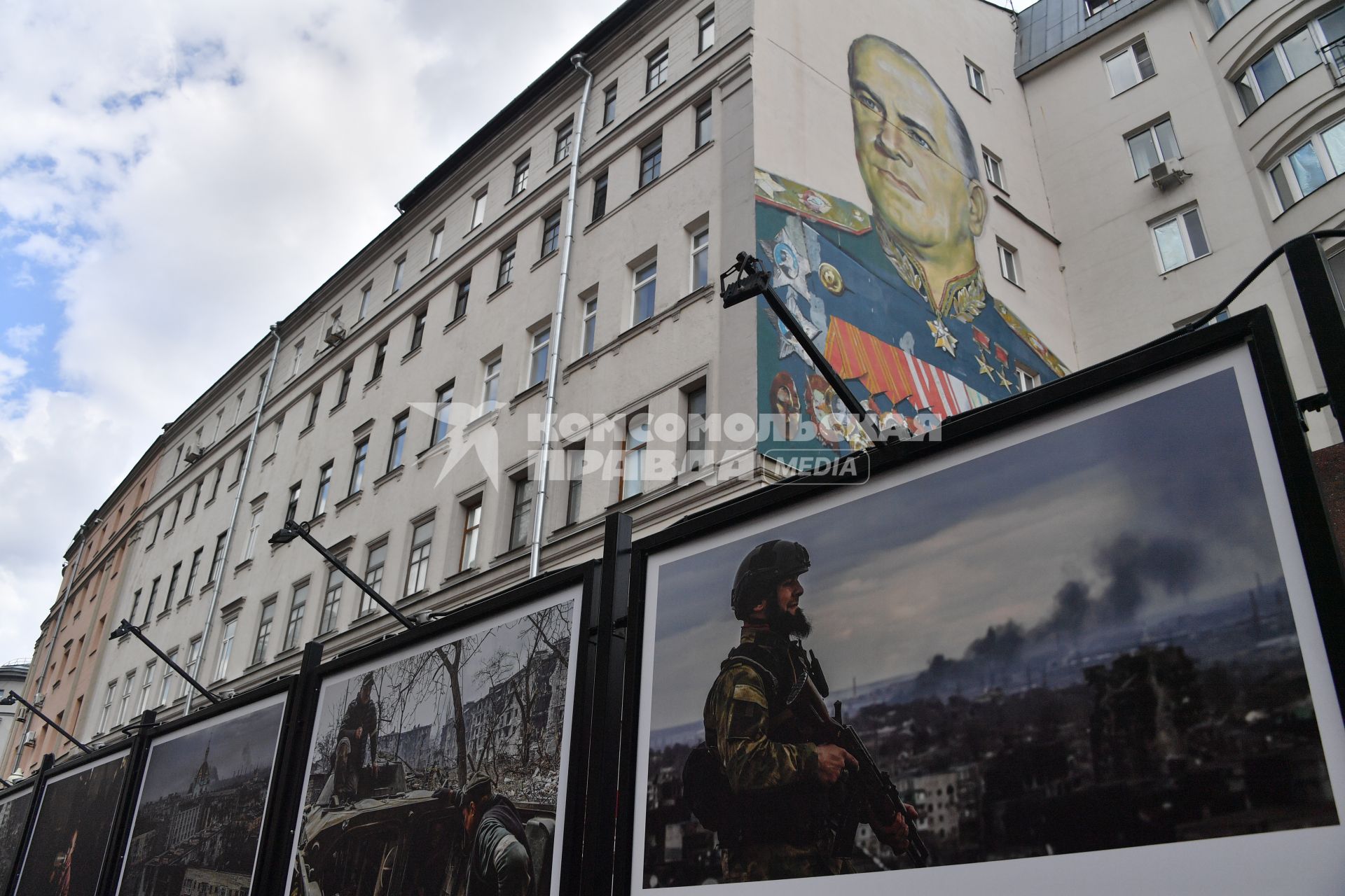 Москва.  На Арбате  открылась выставка лауреатов Всероссийского конкурса военной журналистики.