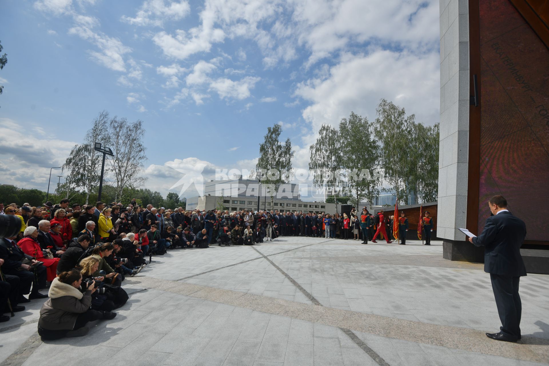 Екатеринбург. Открытие стелы \'Город трудовой доблести\'. Стела высотой 42-метра, стала самой высокой в стране. Монумент облицован кортеновской сталью, которая не нуждается в покраске и не подвержен коррозии