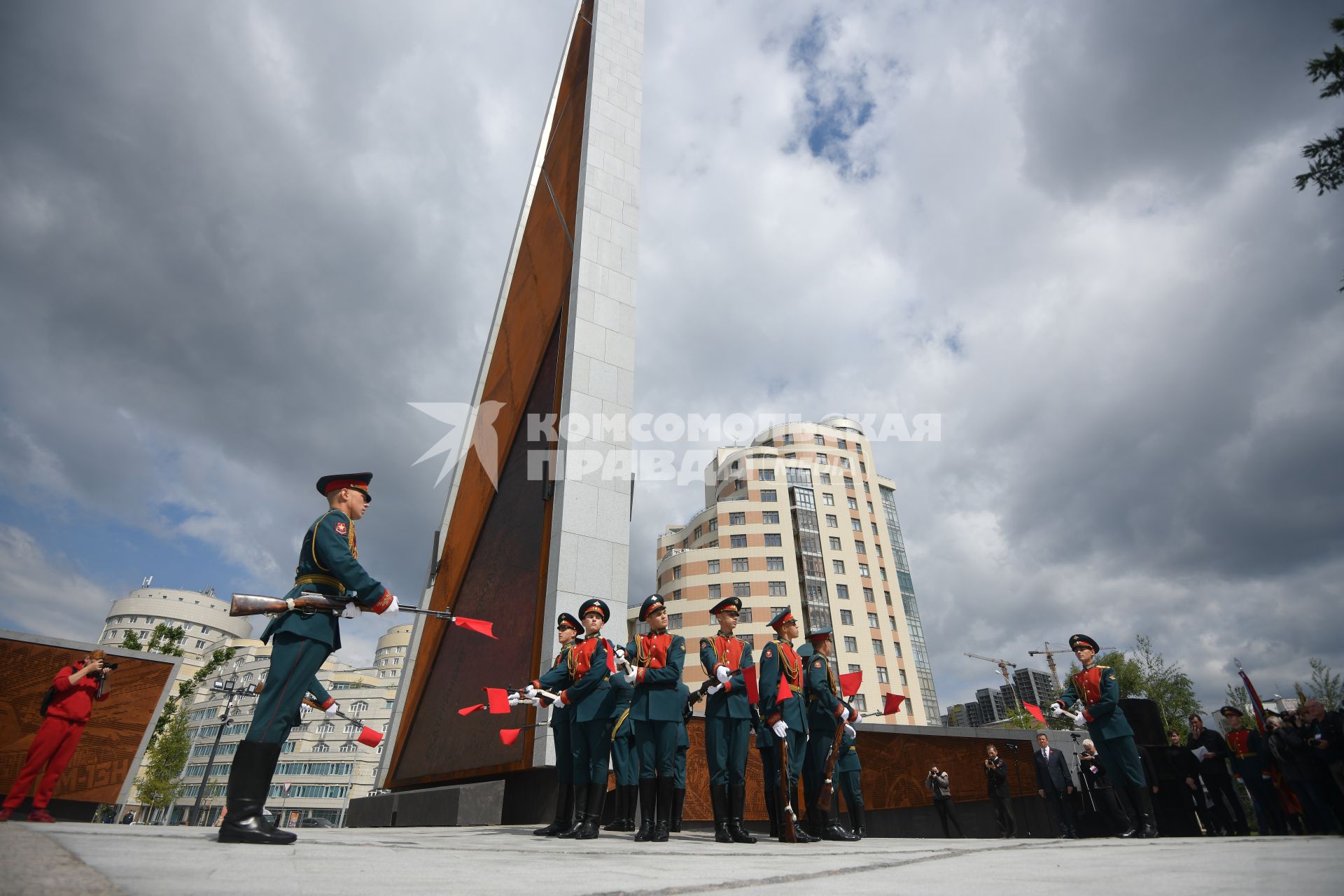 Екатеринбург. Открытие стелы \'Город трудовой доблести\'. Стела высотой 42-метра, стала самой высокой в стране. Монумент облицован кортеновской сталью, которая не нуждается в покраске и не подвержен коррозии