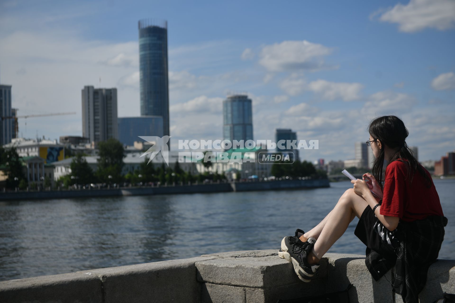 Екатеринбург. Девушки сидят на набережной городского пруда