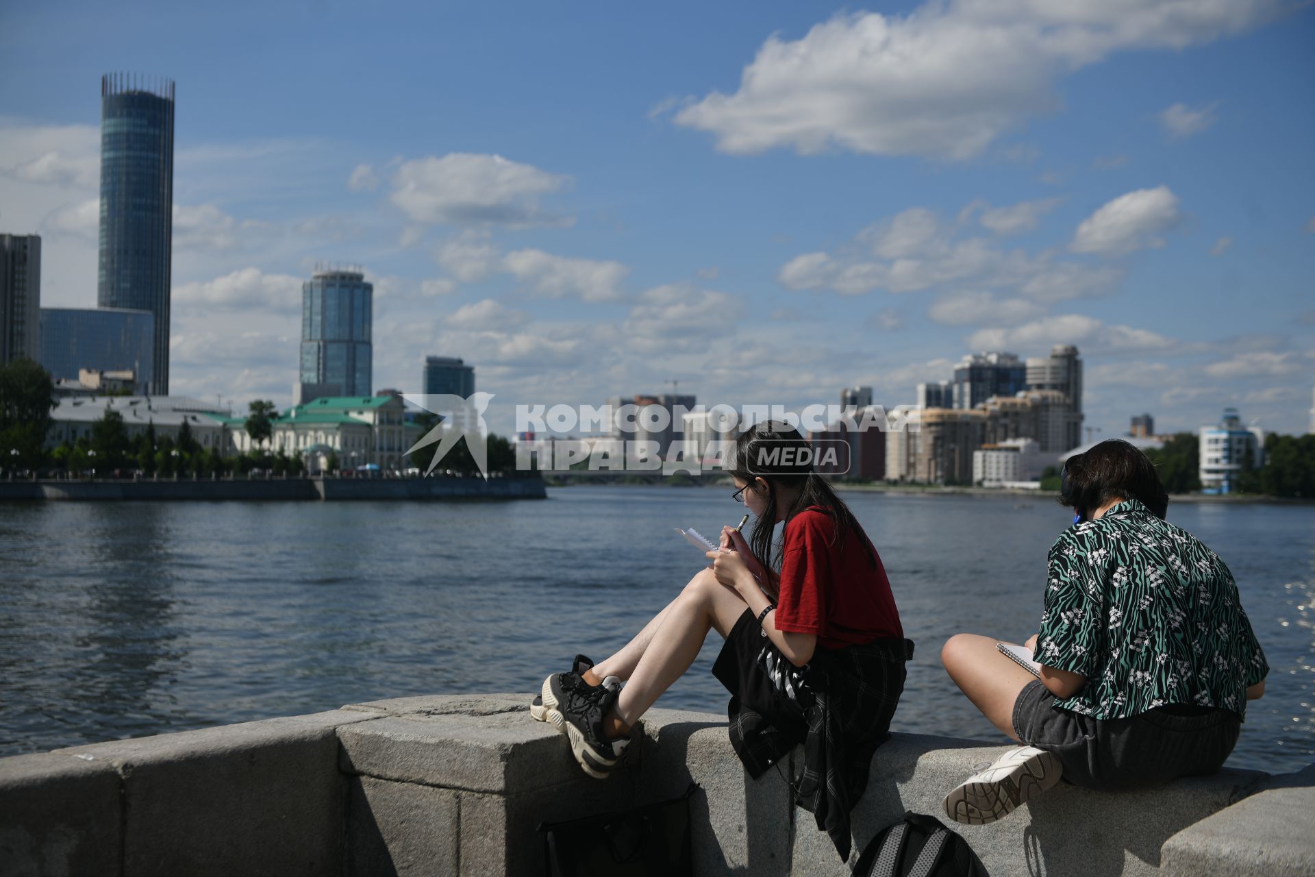 Екатеринбург. Девушки сидят на набережной городского пруда