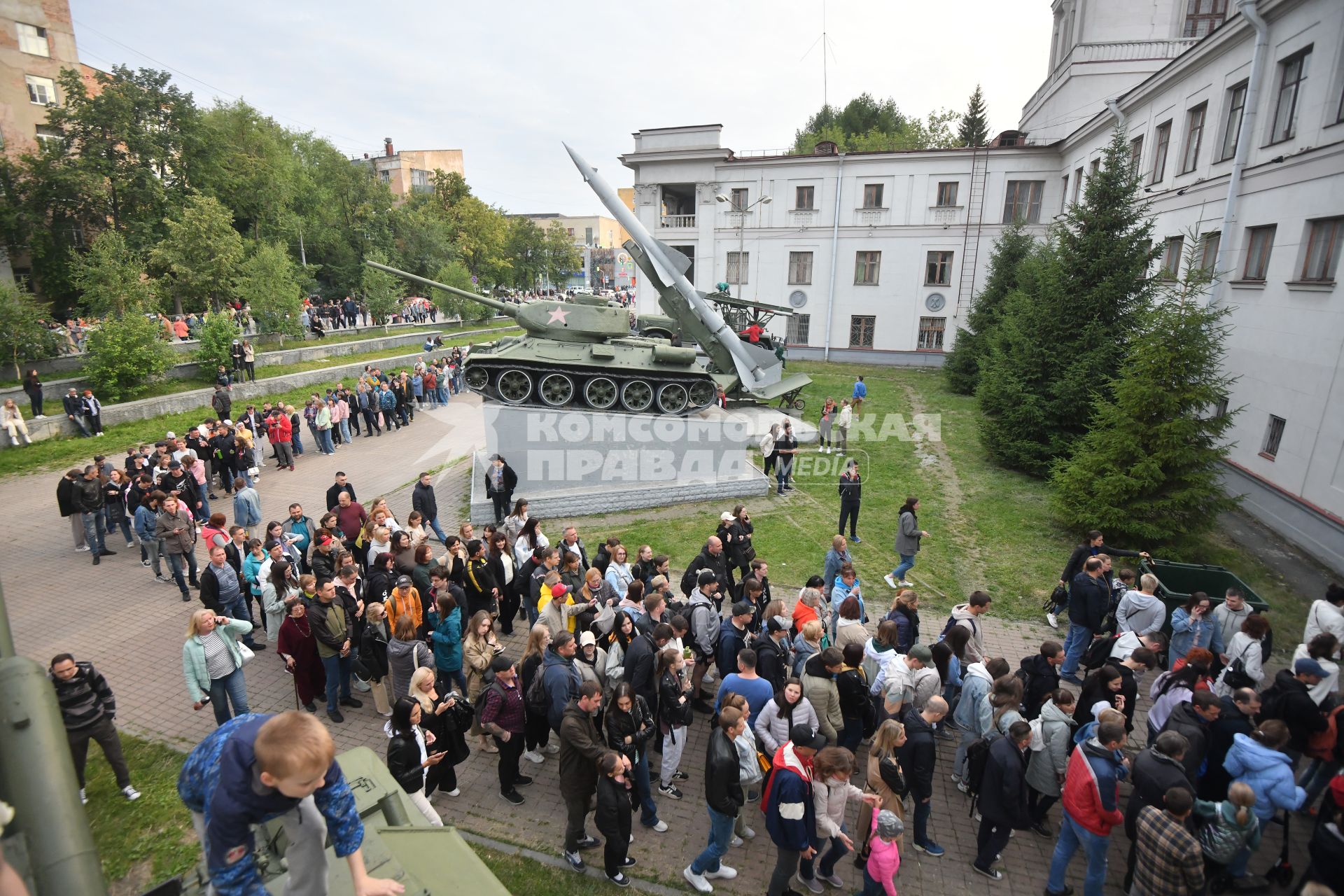 Екатеринбург. Очередь из людей желающих попасть на концерт Юлии Чичериной, на музыкальном фестивале \'Ural music night 2023\'