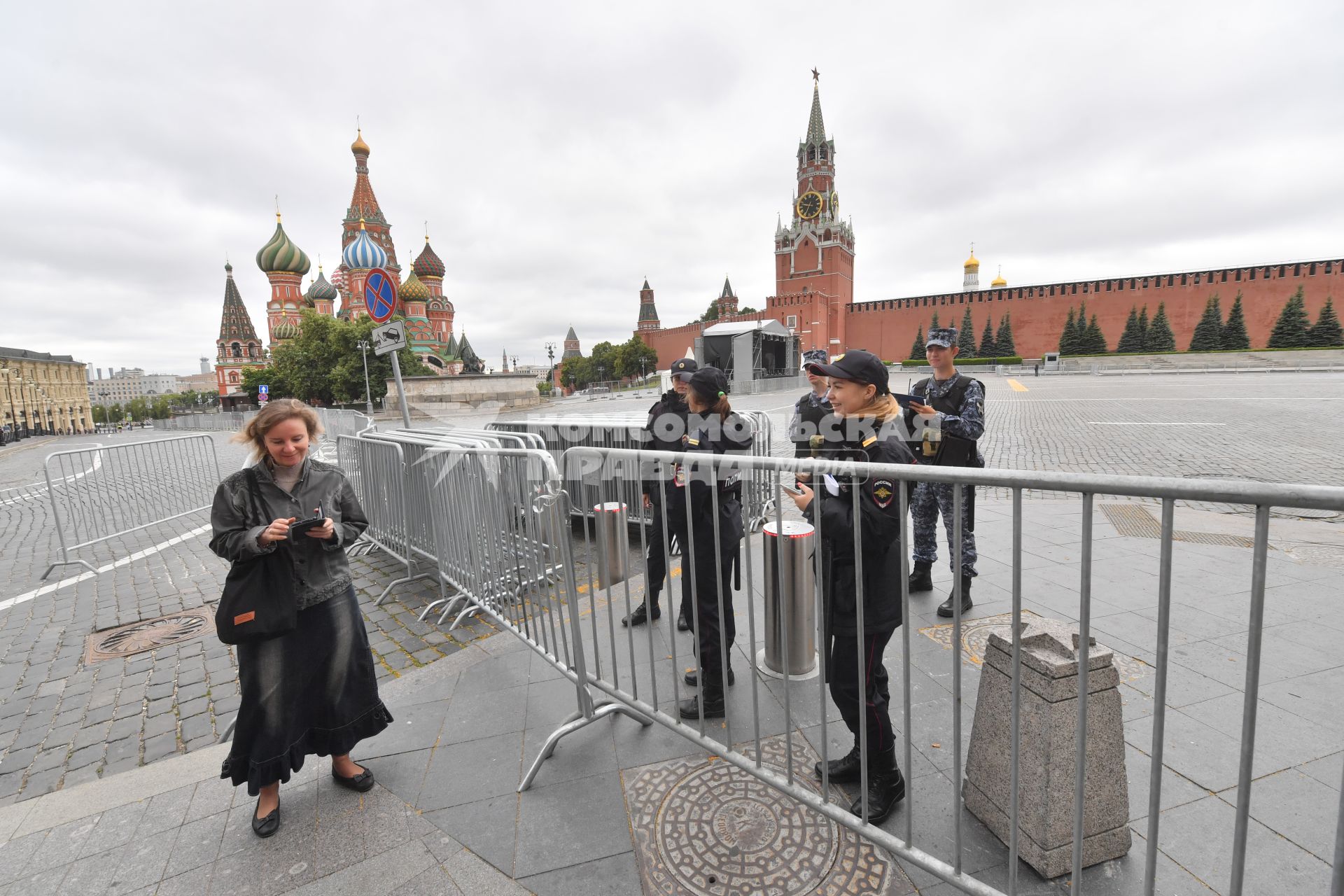 Москва.   Сотрудники полиции  перекрыли  Красную  площадь.