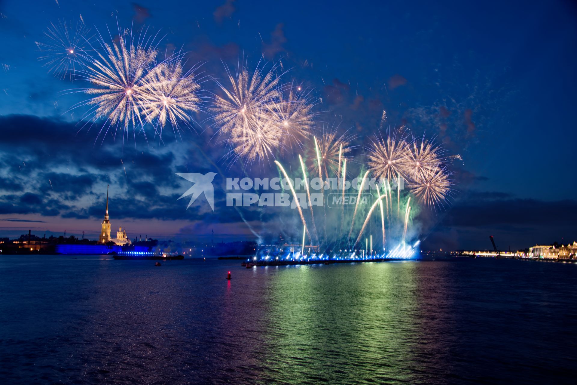 Санкт-Петербург.  Свето-пиротехническое шоу в акватории Невы во время праздника выпускников`Алые паруса`.