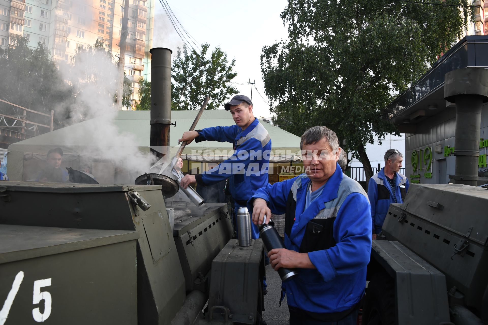 Москва. Ограничения движения на пересечении Липецкой улицы и Каширского шоссе с МКАД. Полевая кухня.