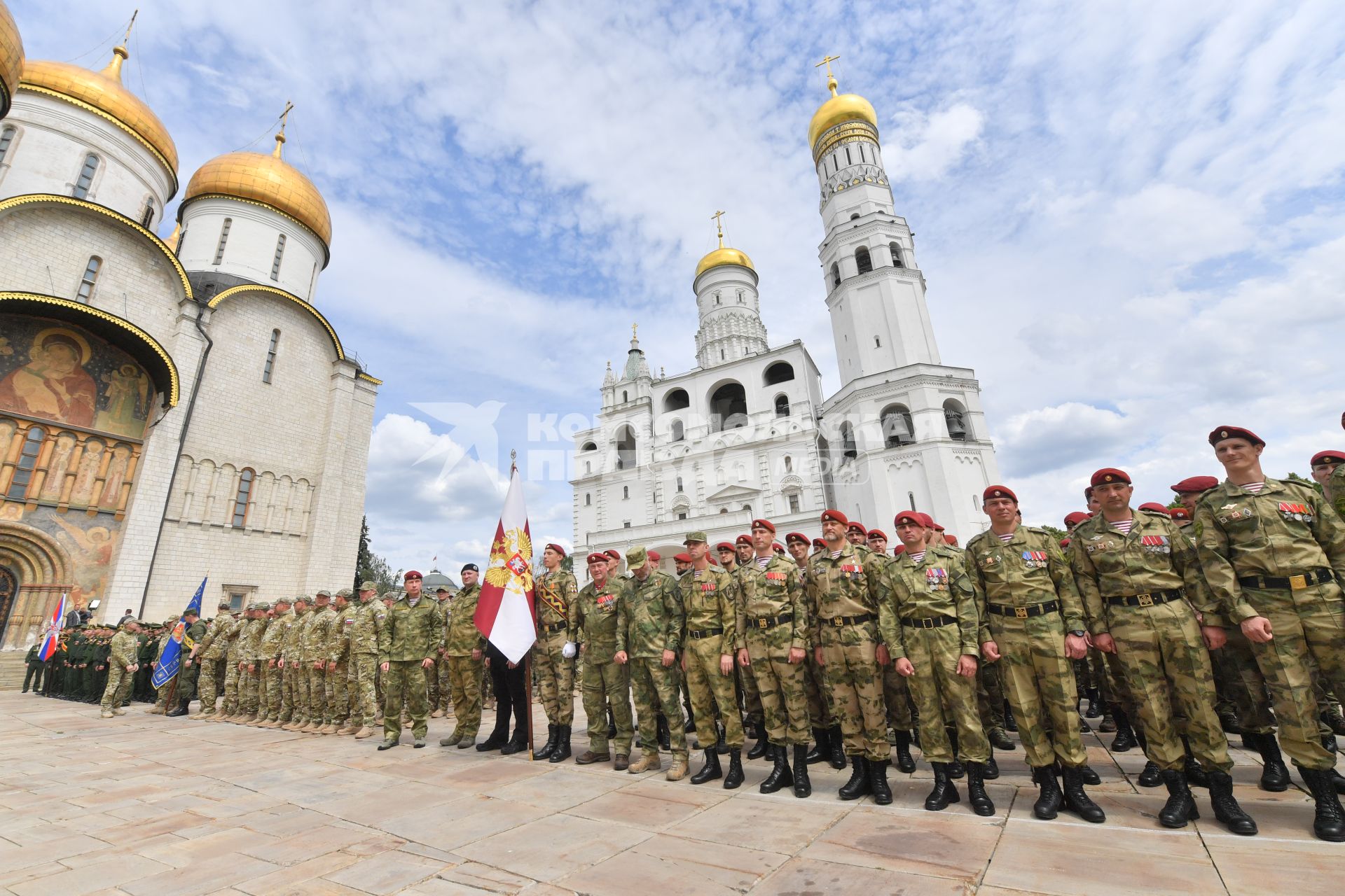 Москва.  Военнослужащие перед обращением президента РФ Владимира Путина  к подразделениям Министерства обороны РФ, Федеральной службы войск национальной гвардии, Федеральной службы безопасности, Министерства внутренних дел и Федеральной службы охраны, которые обеспечили порядок и законность во время мятежа.