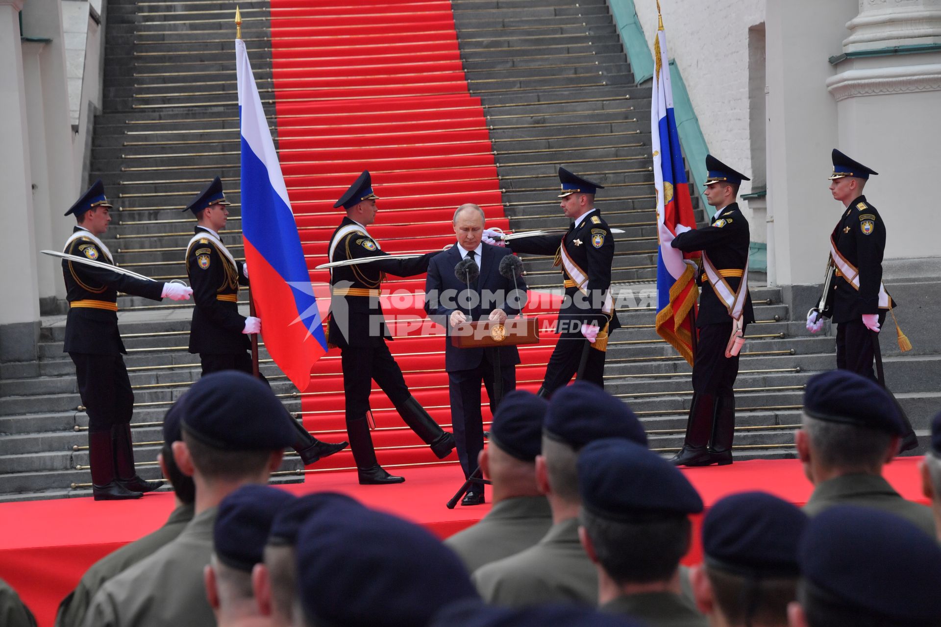 Москва.   Президент РФ Владимир Путин во время обращения  к подразделениям Министерства обороны РФ, Федеральной службы войск национальной гвардии, Федеральной службы безопасности, Министерства внутренних дел и Федеральной службы охраны, которые обеспечили порядок и законность во время мятежа.