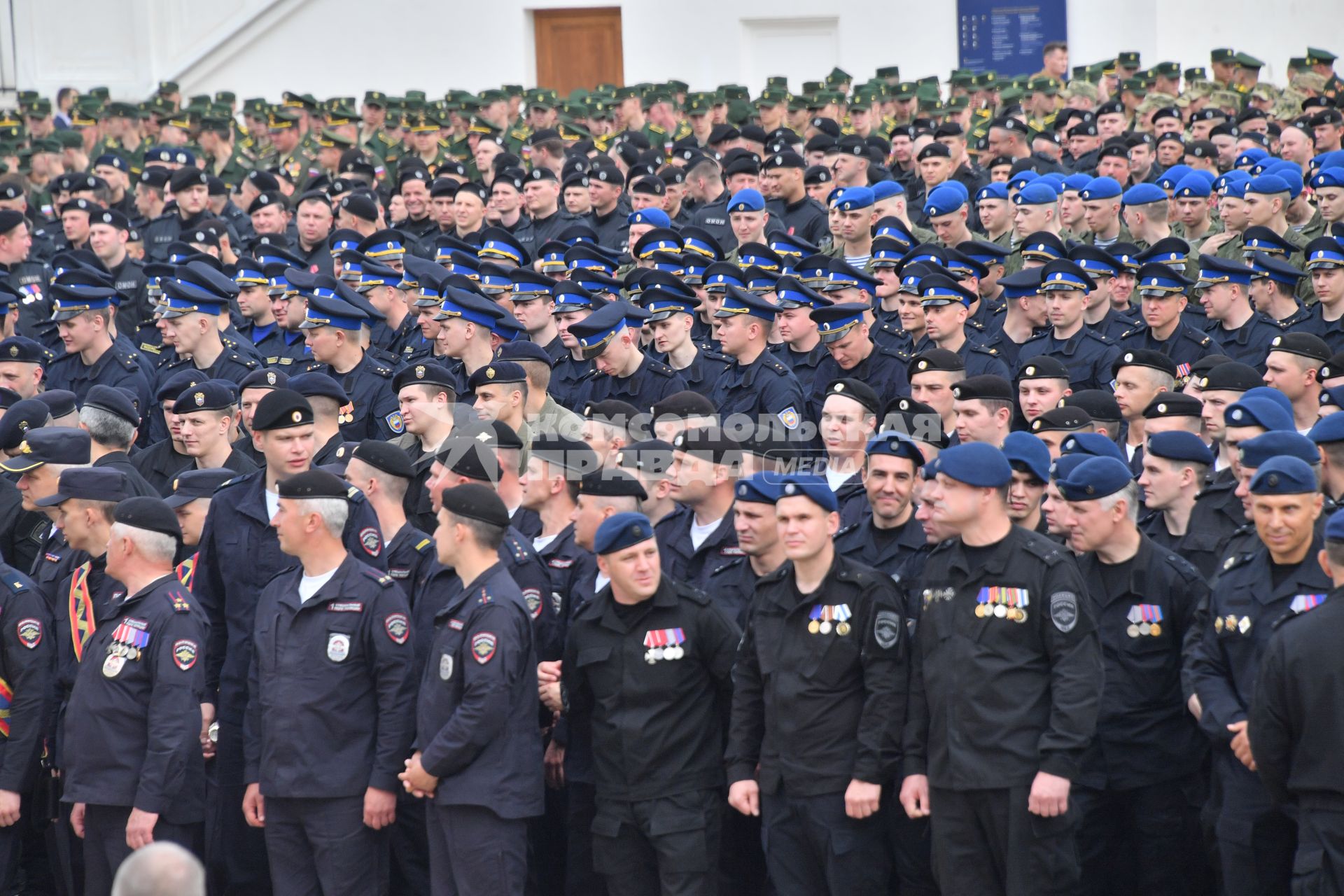 Москва.  Военнослужащие перед обращением президента РФ Владимира Путина  к подразделениям Министерства обороны РФ, Федеральной службы войск национальной гвардии, Федеральной службы безопасности, Министерства внутренних дел и Федеральной службы охраны, которые обеспечили порядок и законность во время мятежа.