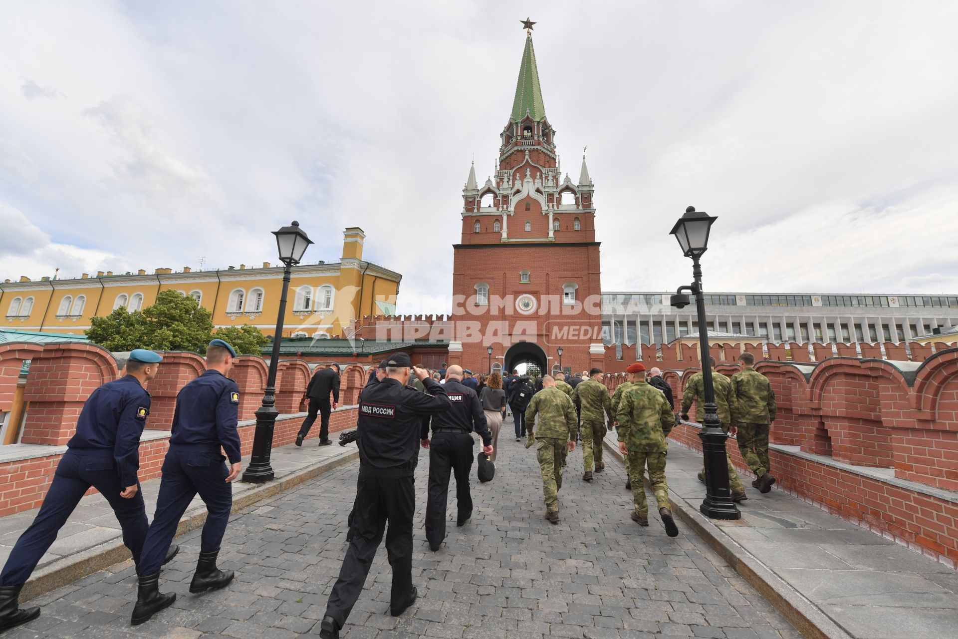 Москва. Военнослужащие перед выступлением президента РФ Путина перед личным составом подразделений Министерства обороны, Федеральной службы войск национальной гвардии, Федеральной службы безопасности, Министерства внутренних дел и Федеральной службы охраны, которые обеспечили порядок и законность во время мятежа.