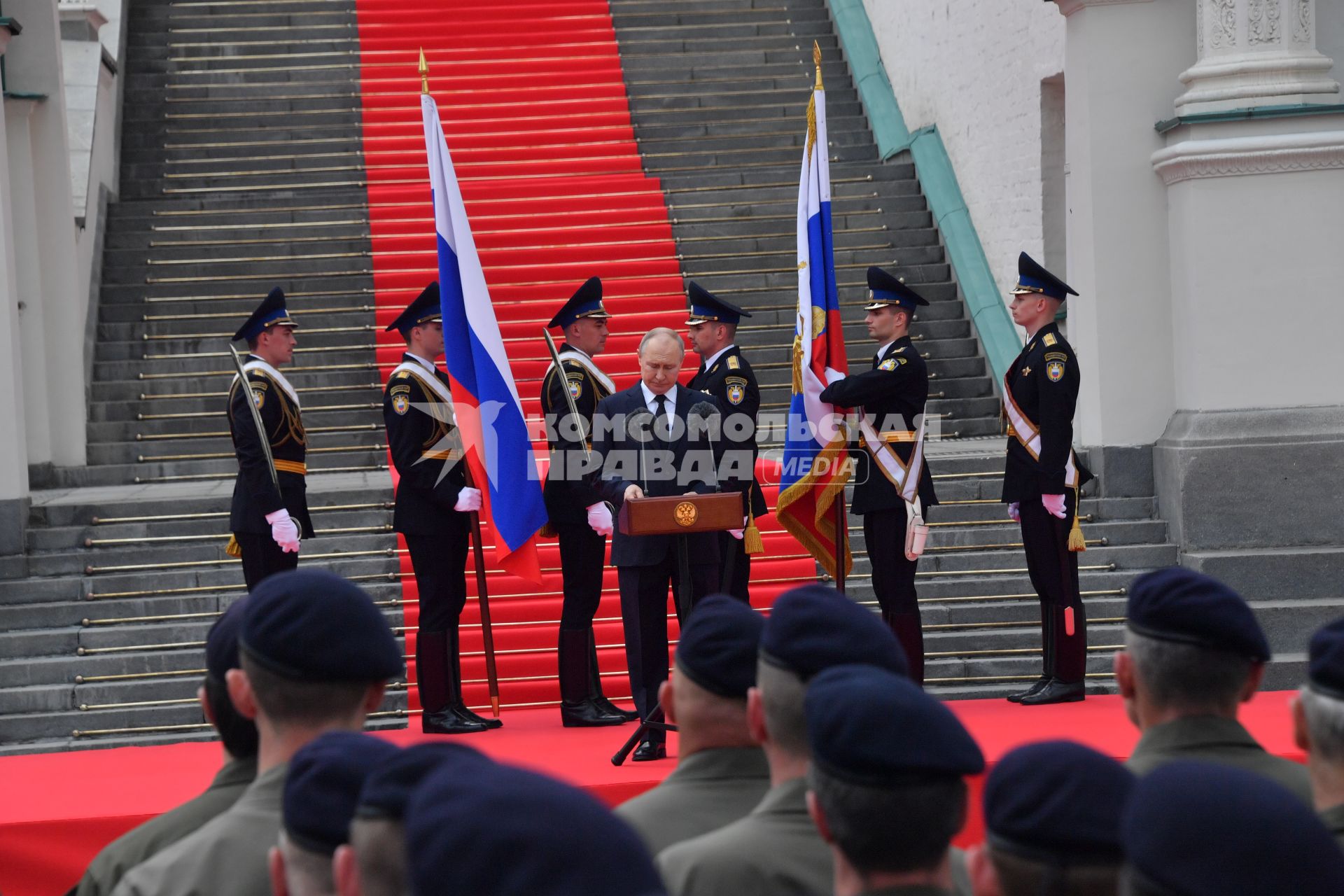 Москва.   Президент РФ Владимир Путин во время обращения  к подразделениям Министерства обороны РФ, Федеральной службы войск национальной гвардии, Федеральной службы безопасности, Министерства внутренних дел и Федеральной службы охраны, которые обеспечили порядок и законность во время мятежа.