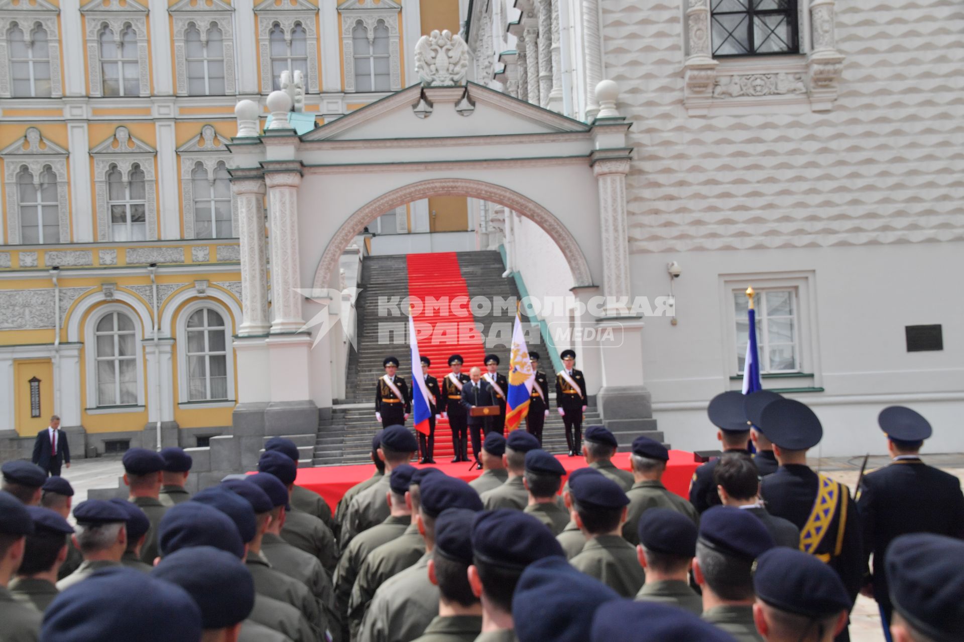 Москва.   Президент РФ Владимир Путин во время обращения  к подразделениям Министерства обороны РФ, Федеральной службы войск национальной гвардии, Федеральной службы безопасности, Министерства внутренних дел и Федеральной службы охраны, которые обеспечили порядок и законность во время мятежа.