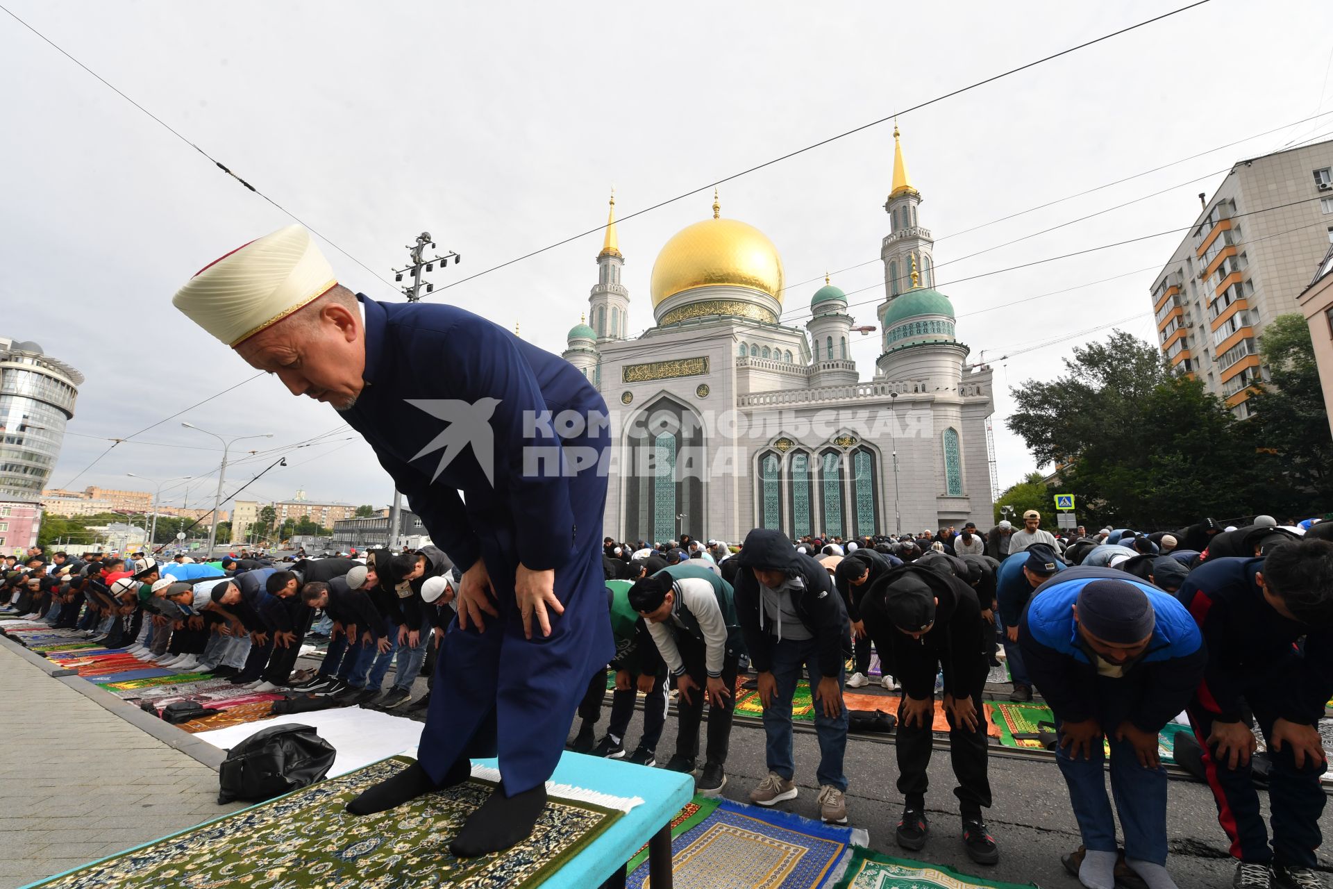 Москва. Мусульмане во время намаза в день праздника жертвоприношения Курбан-Байрам у Соборной мечети.
