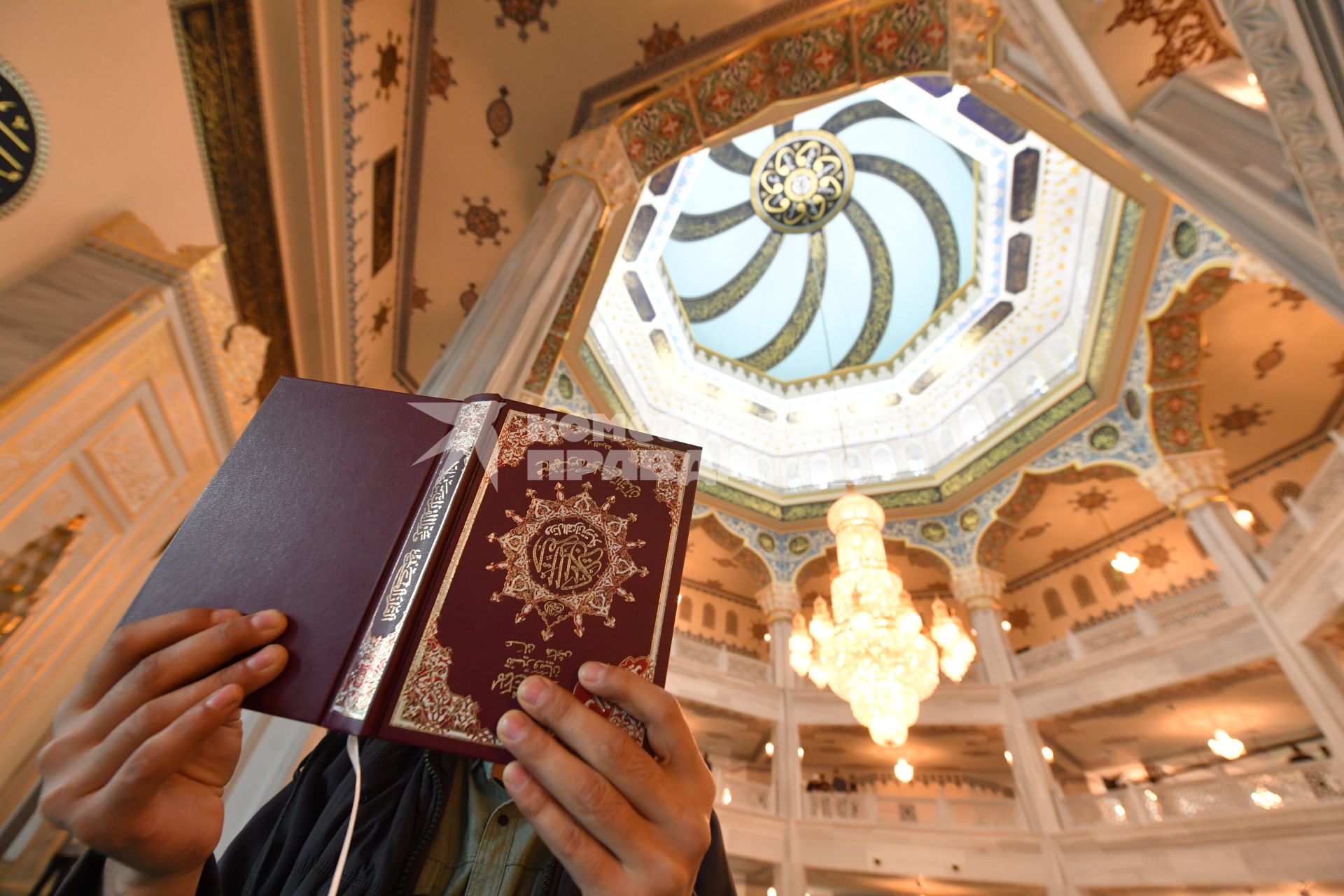 Москва. Мусульманин читает коран во время намаза в день праздника жертвоприношения Курбан-Байрам в Соборной мечети.