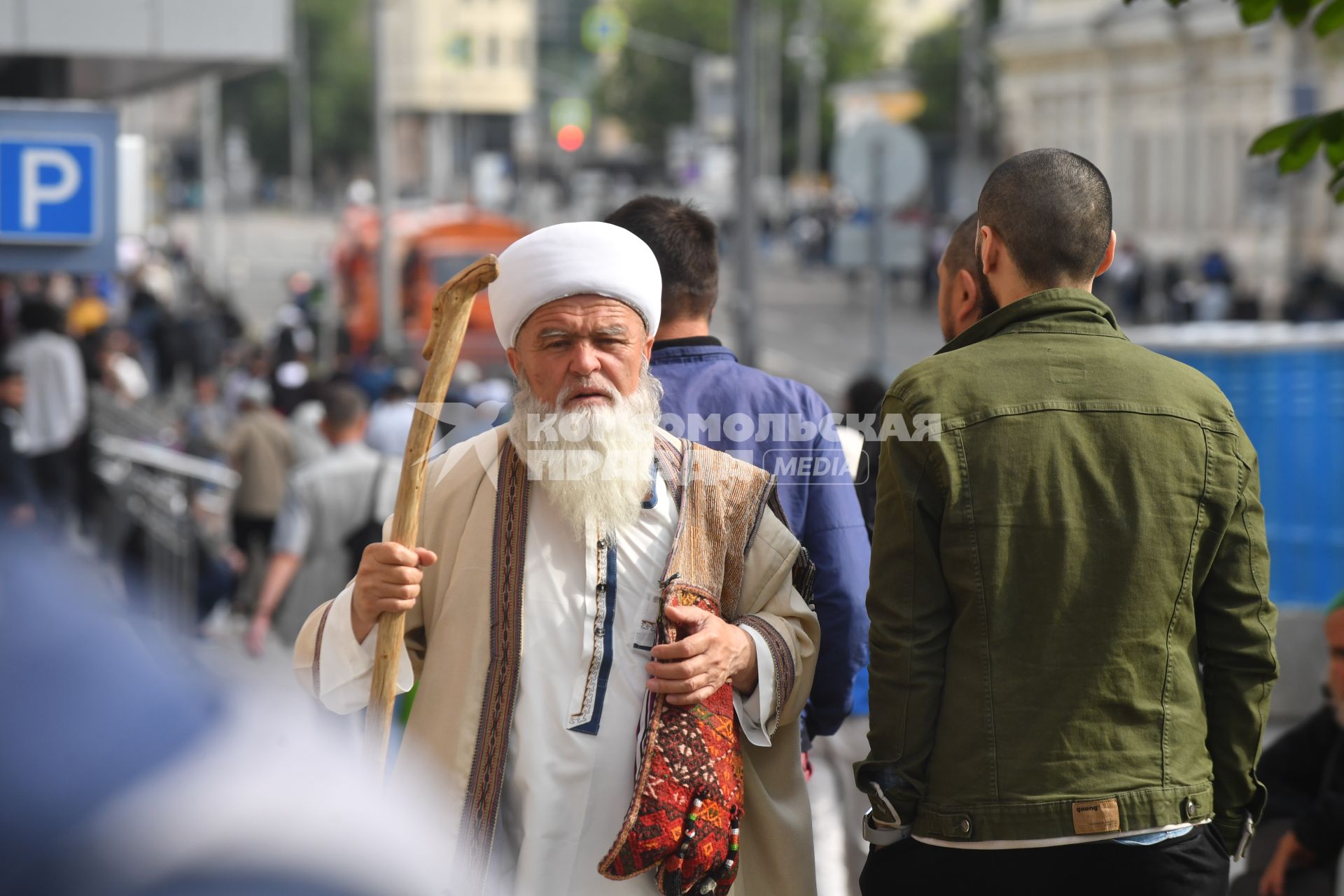 Москва. Мусульманин направляется в Соборную мечеть для намаза в день праздника жертвоприношения Курбан-Байрам.
