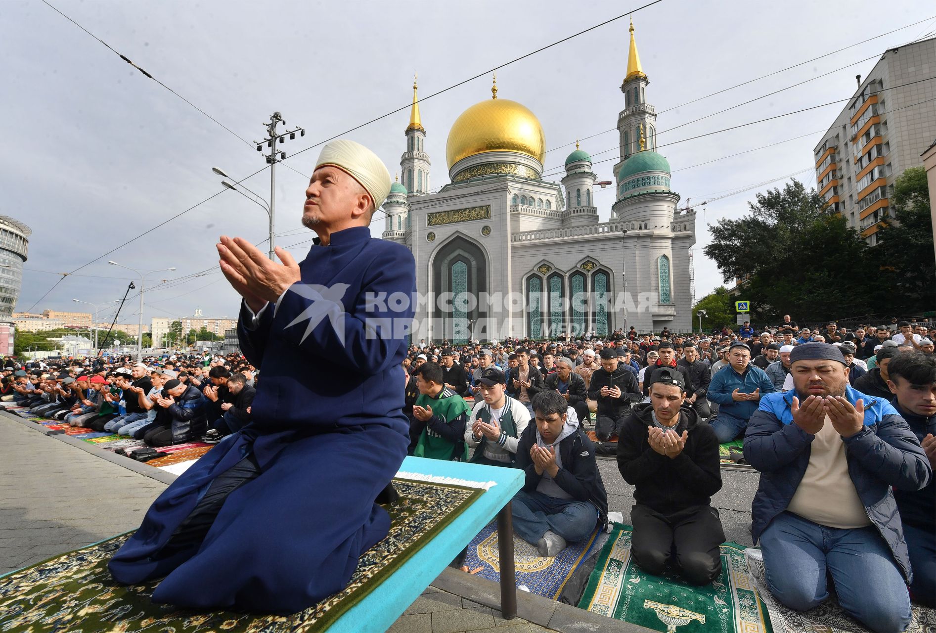 Москва. Мусульмане во время намаза в день праздника жертвоприношения Курбан-Байрам у Соборной мечети.