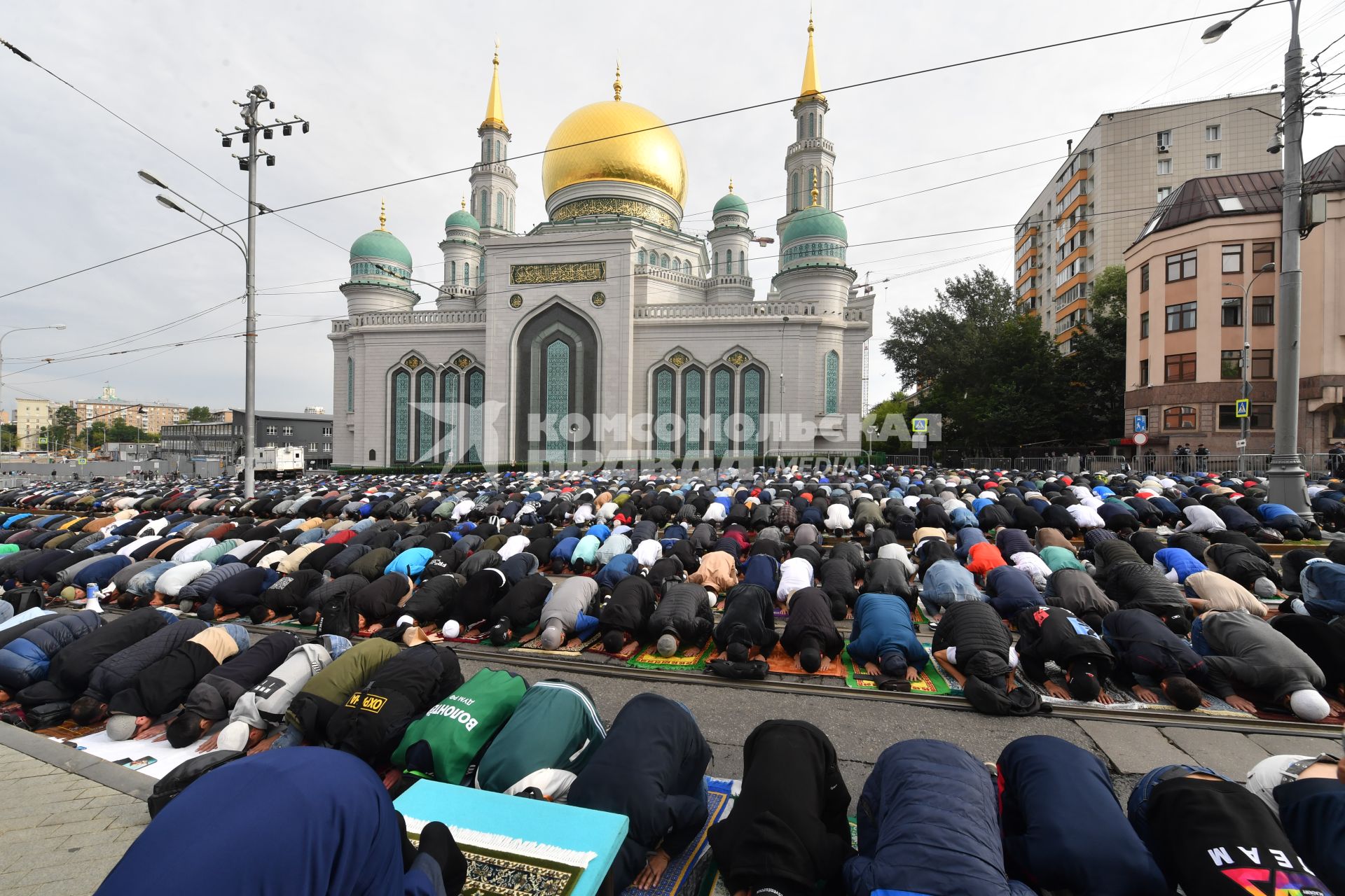 Москва. Мусульмане во время намаза в день праздника жертвоприношения Курбан-Байрам у Соборной мечети.