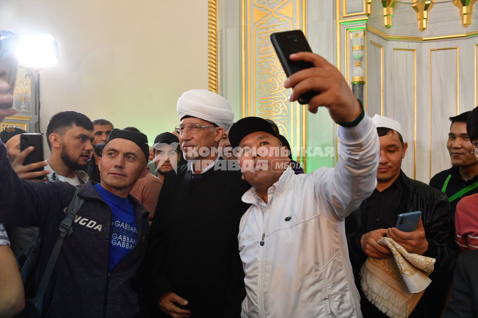 Москва. Мусульмане после намаза в день праздника жертвоприношения Курбан-Байрам в Соборной мечети.