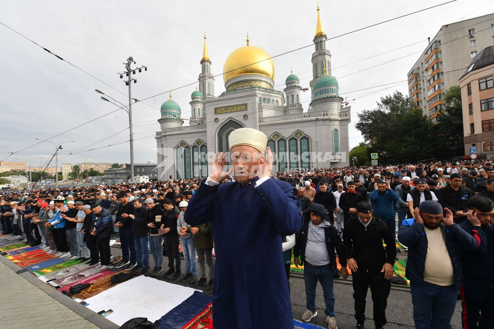 Москва. Мусульмане во время намаза в день праздника жертвоприношения Курбан-Байрам у Соборной мечети.