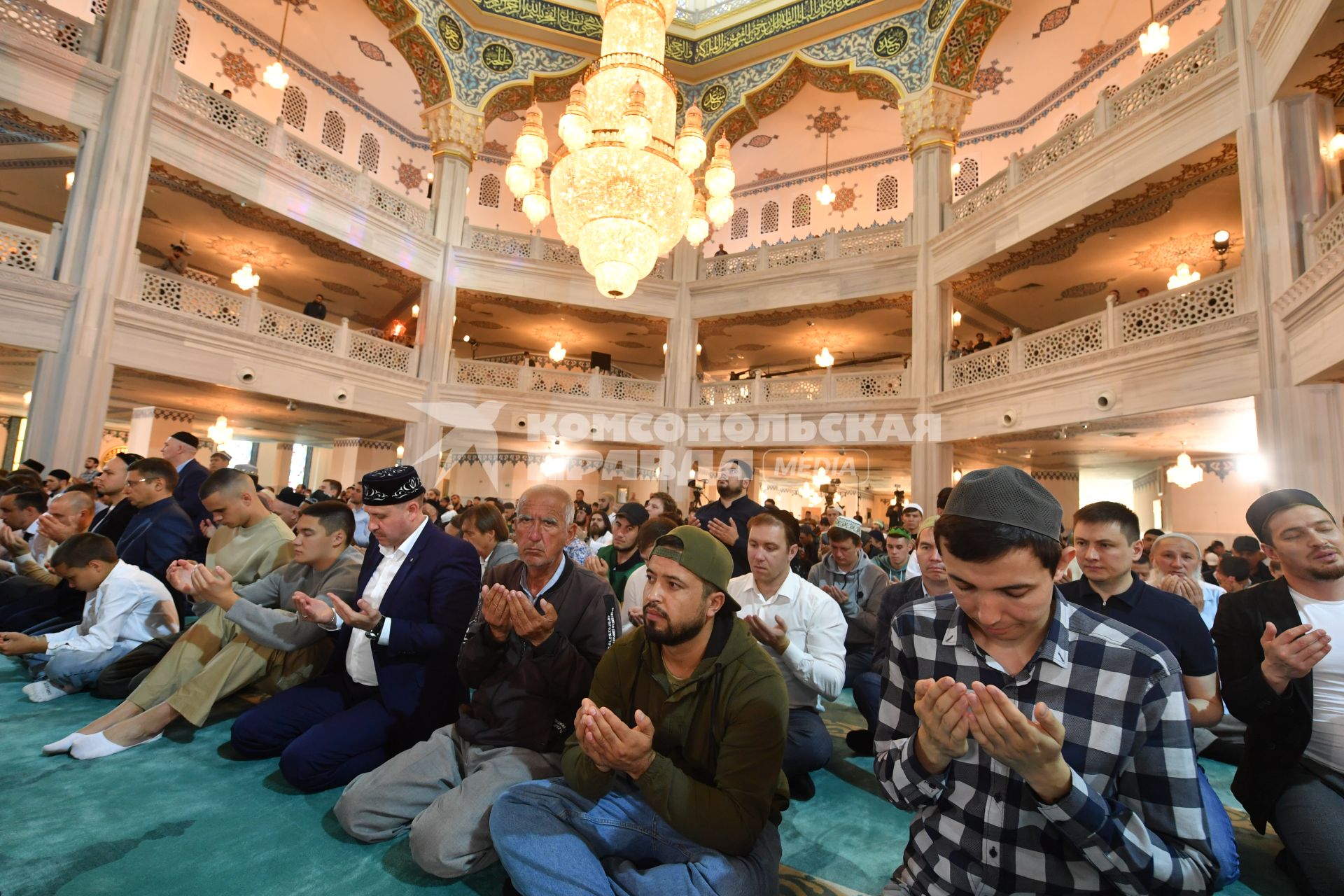 Москва. Мусульмане во время намаза в день праздника жертвоприношения Курбан-Байрам в Соборной мечети.
