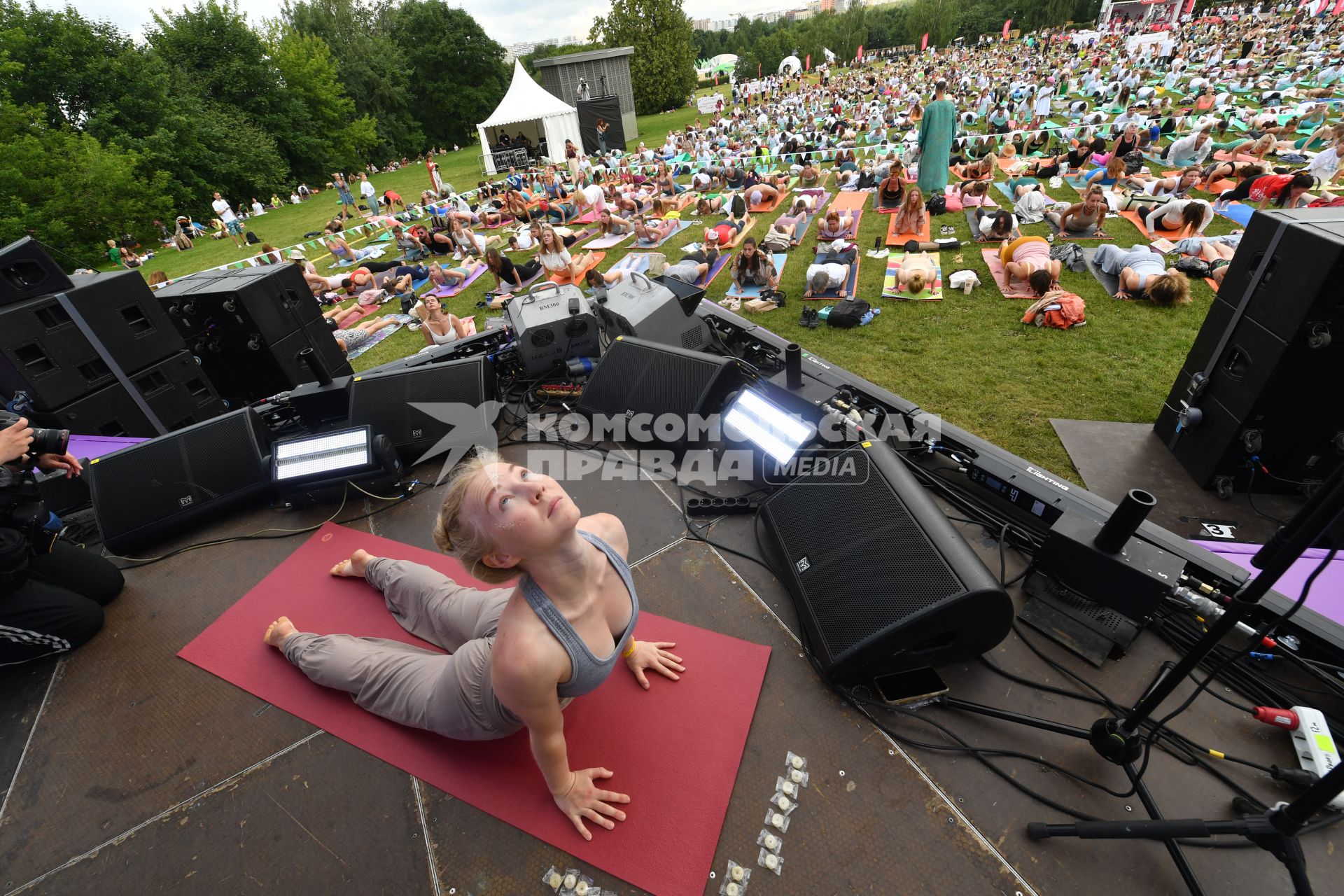 Москва. Участники во время   фестиваля YogaDay, приуроченного к Международному дню йоги, на территории музея-заповедника `Царицыно`.