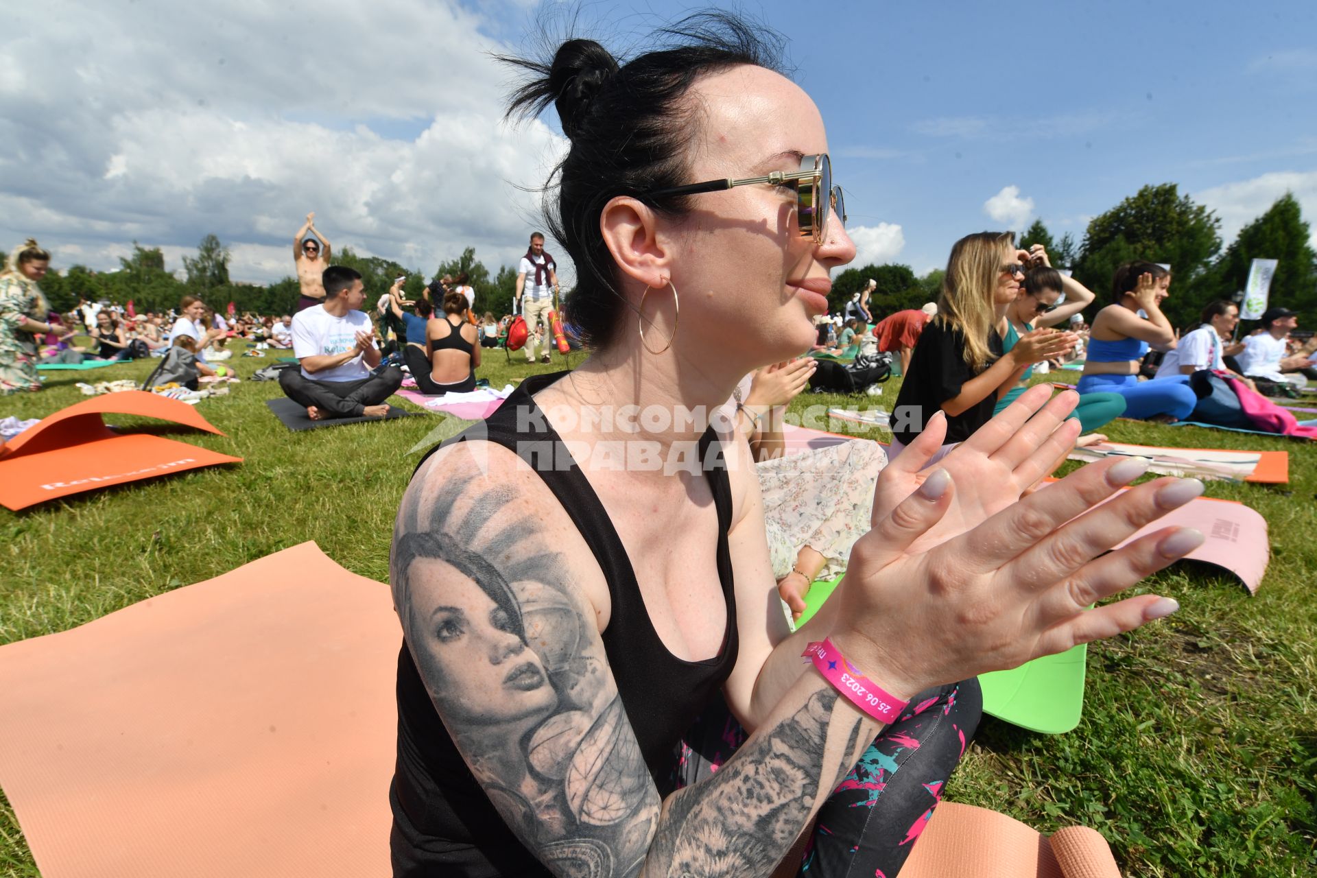 Москва. Участники во время   фестиваля YogaDay, приуроченного к Международному дню йоги, на территории музея-заповедника `Царицыно`.