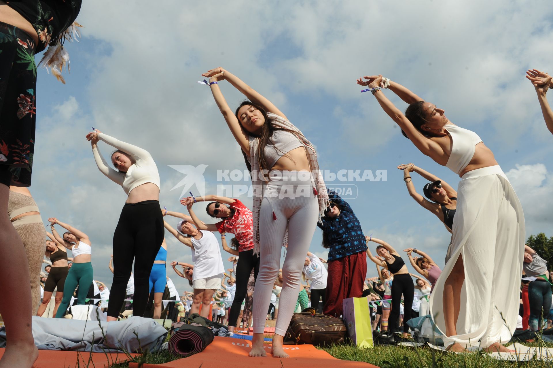 Москва. Участники во время   фестиваля YogaDay, приуроченного к Международному дню йоги, на территории музея-заповедника `Царицыно`.