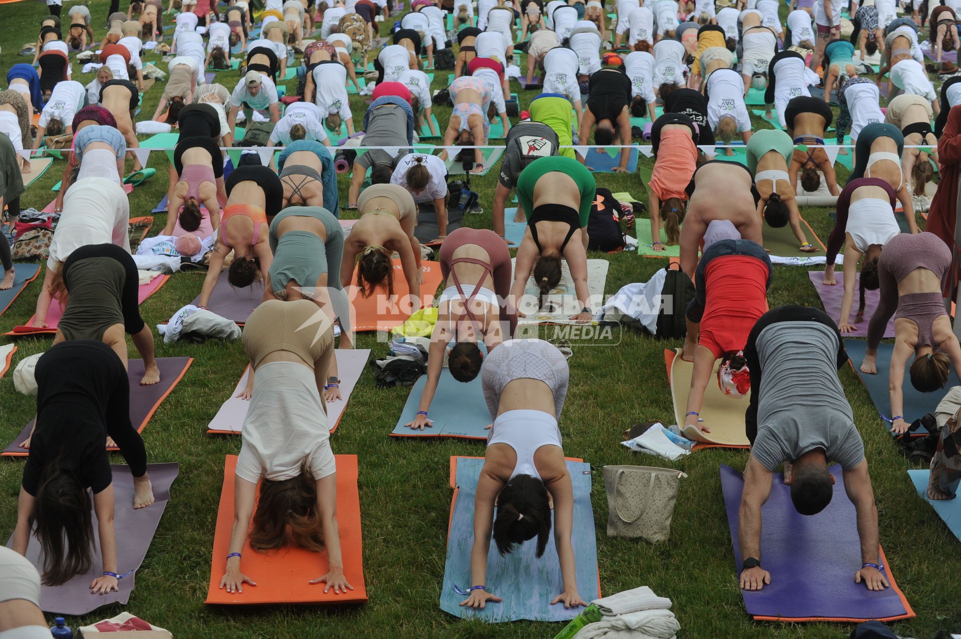 Москва. Участники во время   фестиваля YogaDay, приуроченного к Международному дню йоги, на территории музея-заповедника `Царицыно`.