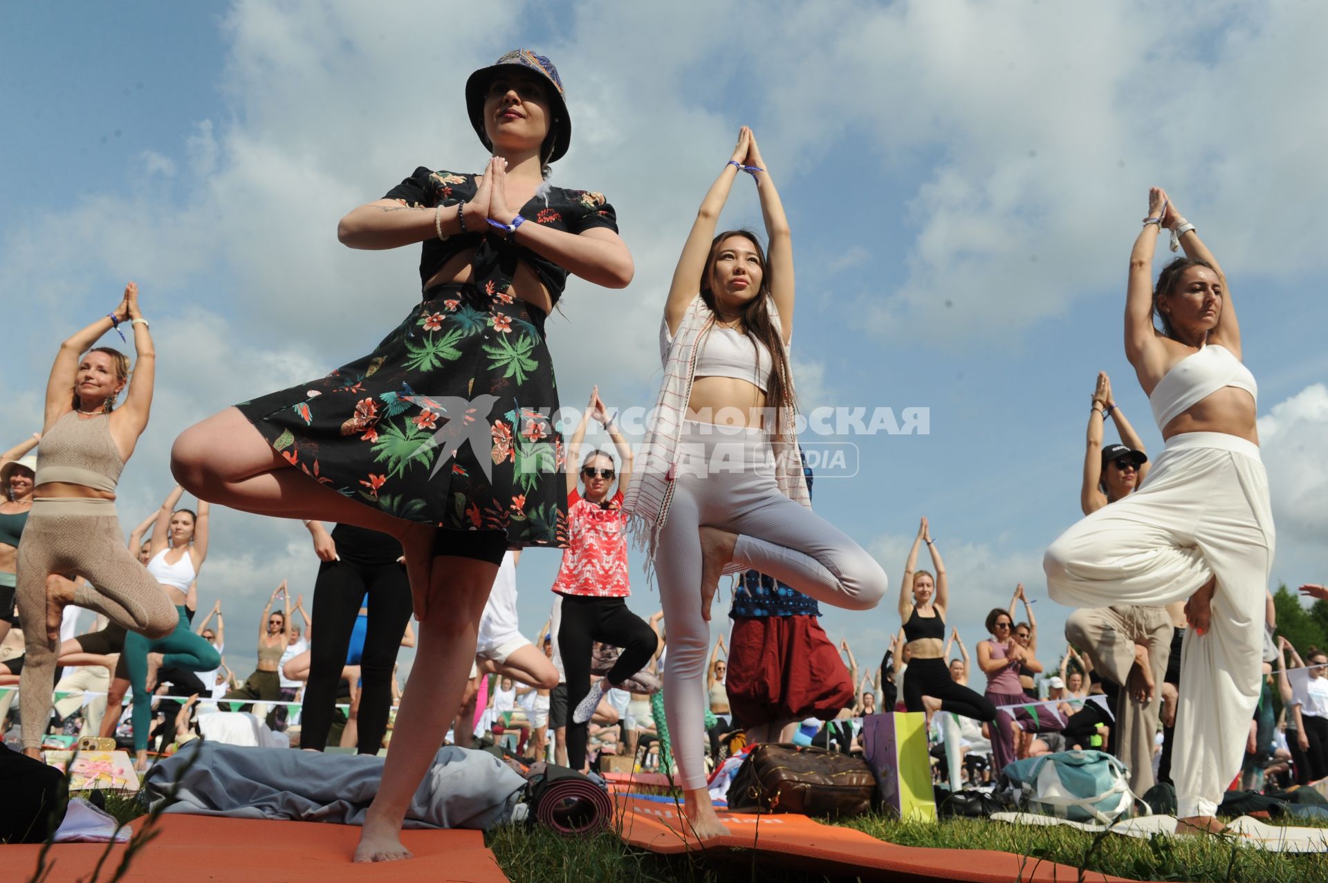 Москва. Участники во время   фестиваля YogaDay, приуроченного к Международному дню йоги, на территории музея-заповедника `Царицыно`.