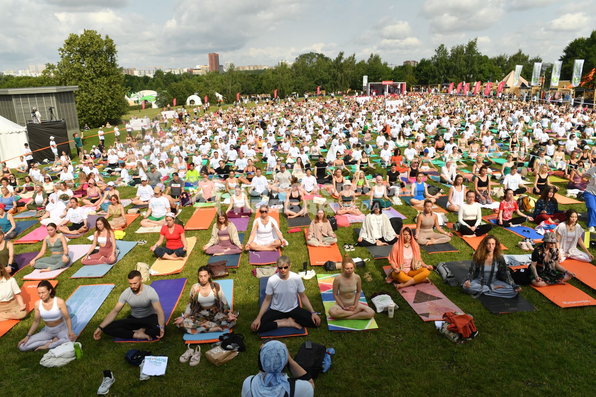 Москва. Участники во время   фестиваля YogaDay, приуроченного к Международному дню йоги, на территории музея-заповедника `Царицыно`.