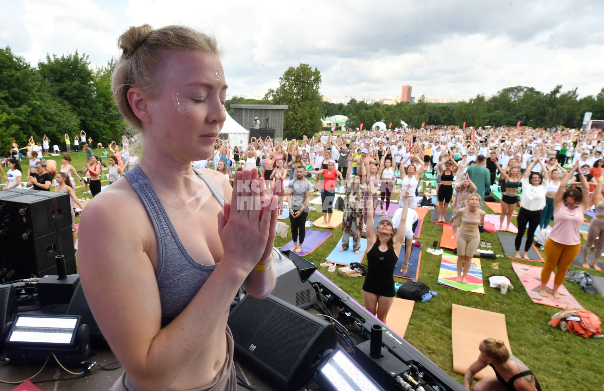 Москва. Участники во время   фестиваля YogaDay, приуроченного к Международному дню йоги, на территории музея-заповедника `Царицыно`.