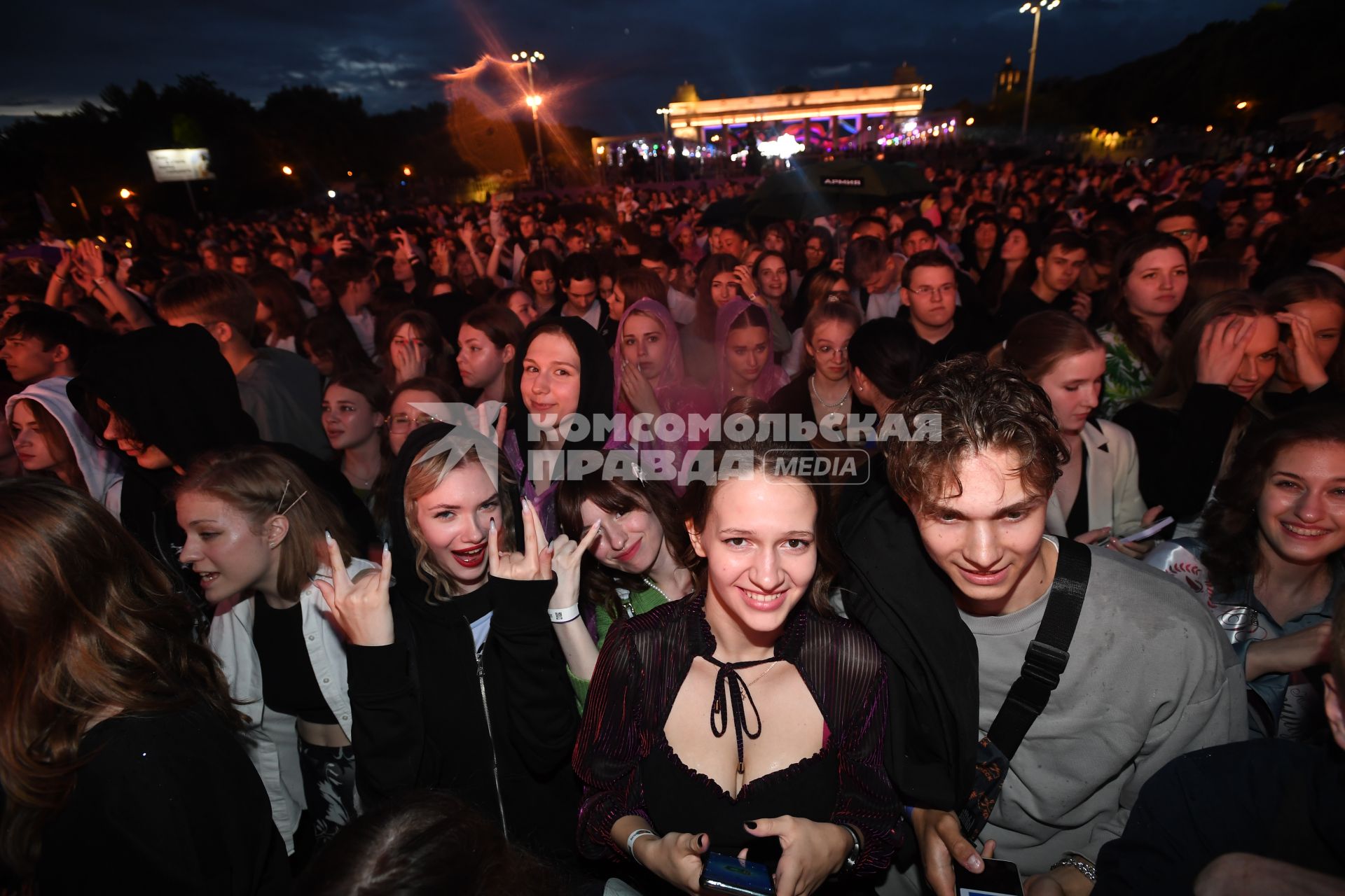 Москва. Выпускники на общегородском школьном выпускном в Парке Горького.