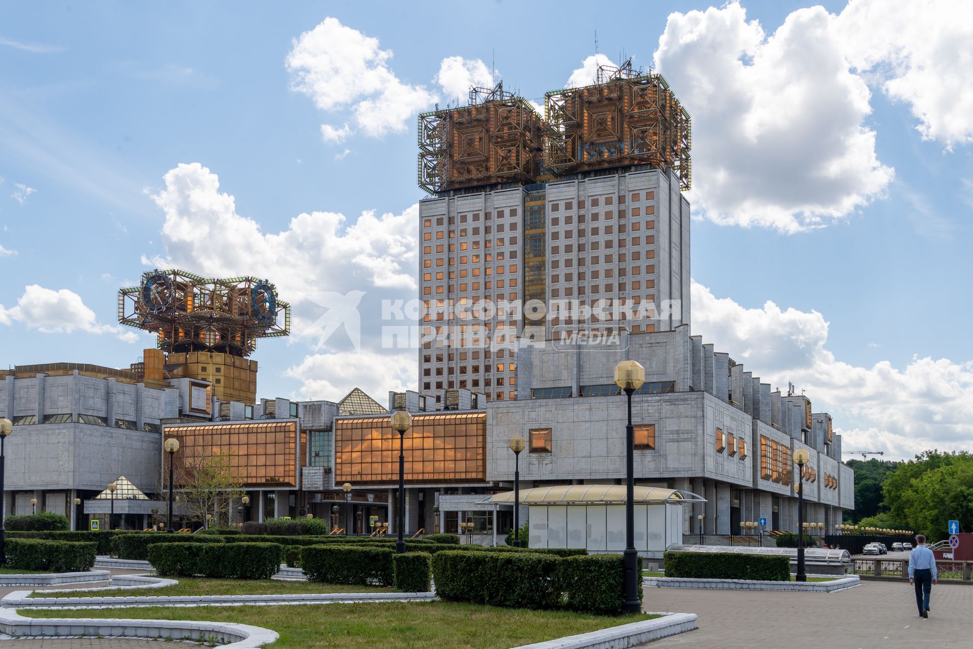 Москва.  Вид на здание президиума РАН (Золотые мозги)Ленинский проспект, 32А.