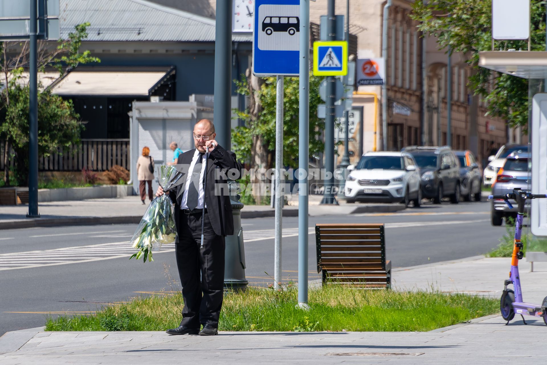 Москва.  Мужчина  стоит на улице.