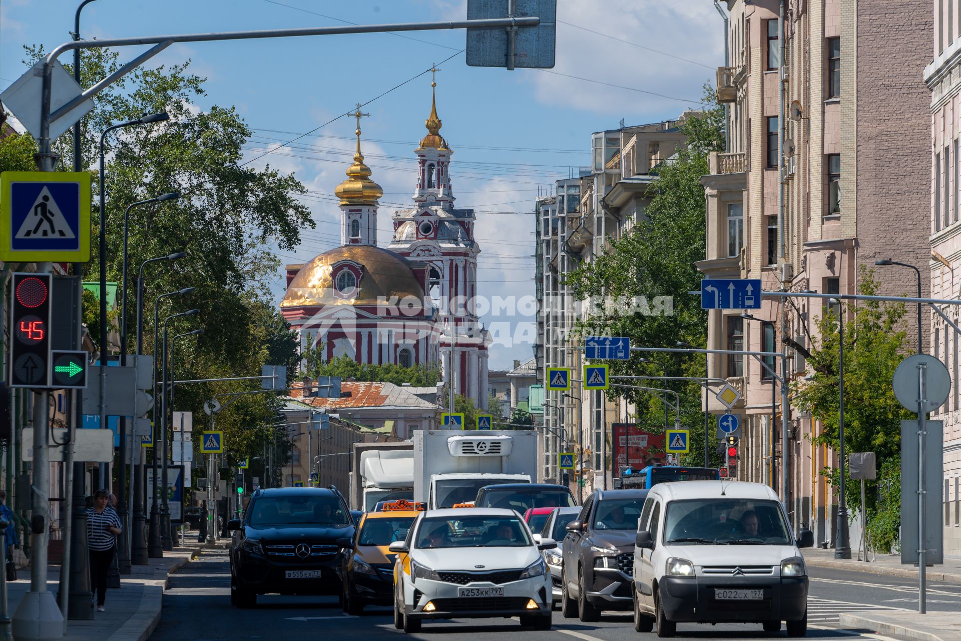 Москва.  Вид на Кафедральный собор Богоявления Господня (Елоховский собор).