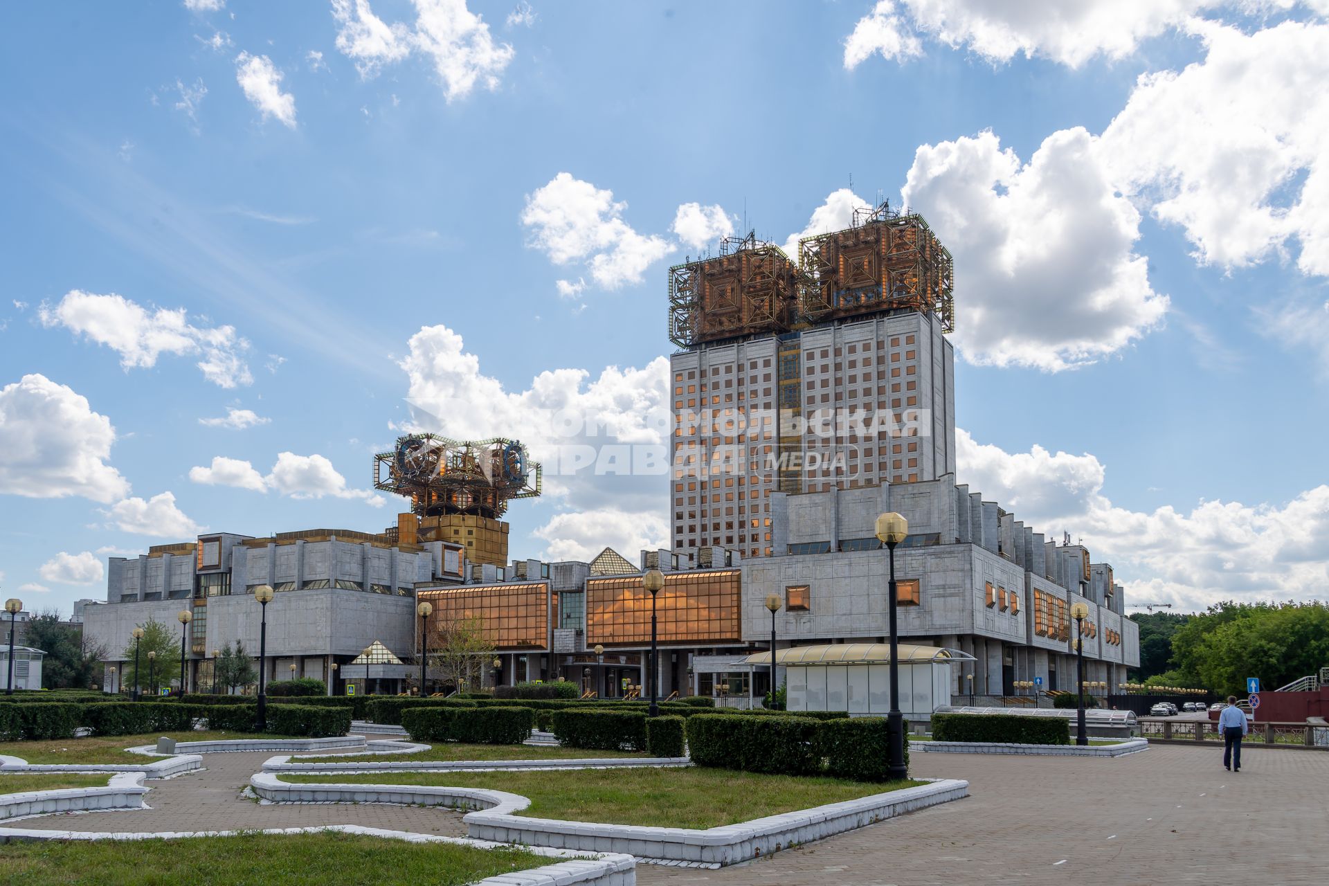 Москва.  Вид на здание президиума РАН (Золотые мозги)Ленинский проспект, 32А.